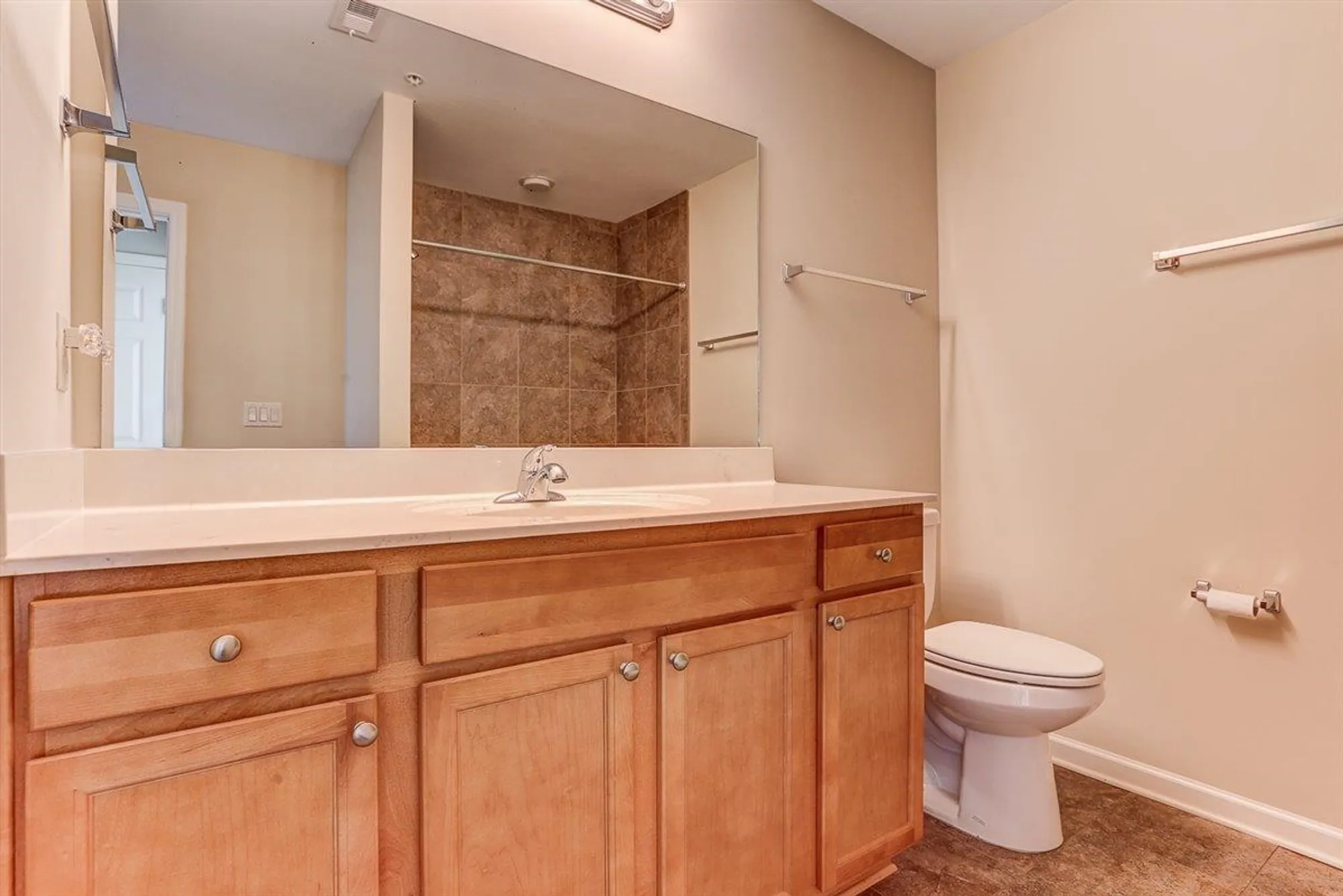 Property Slideshow image 14 of 21 | 1592 w southfield cir 52, Memphis, TN, 38016