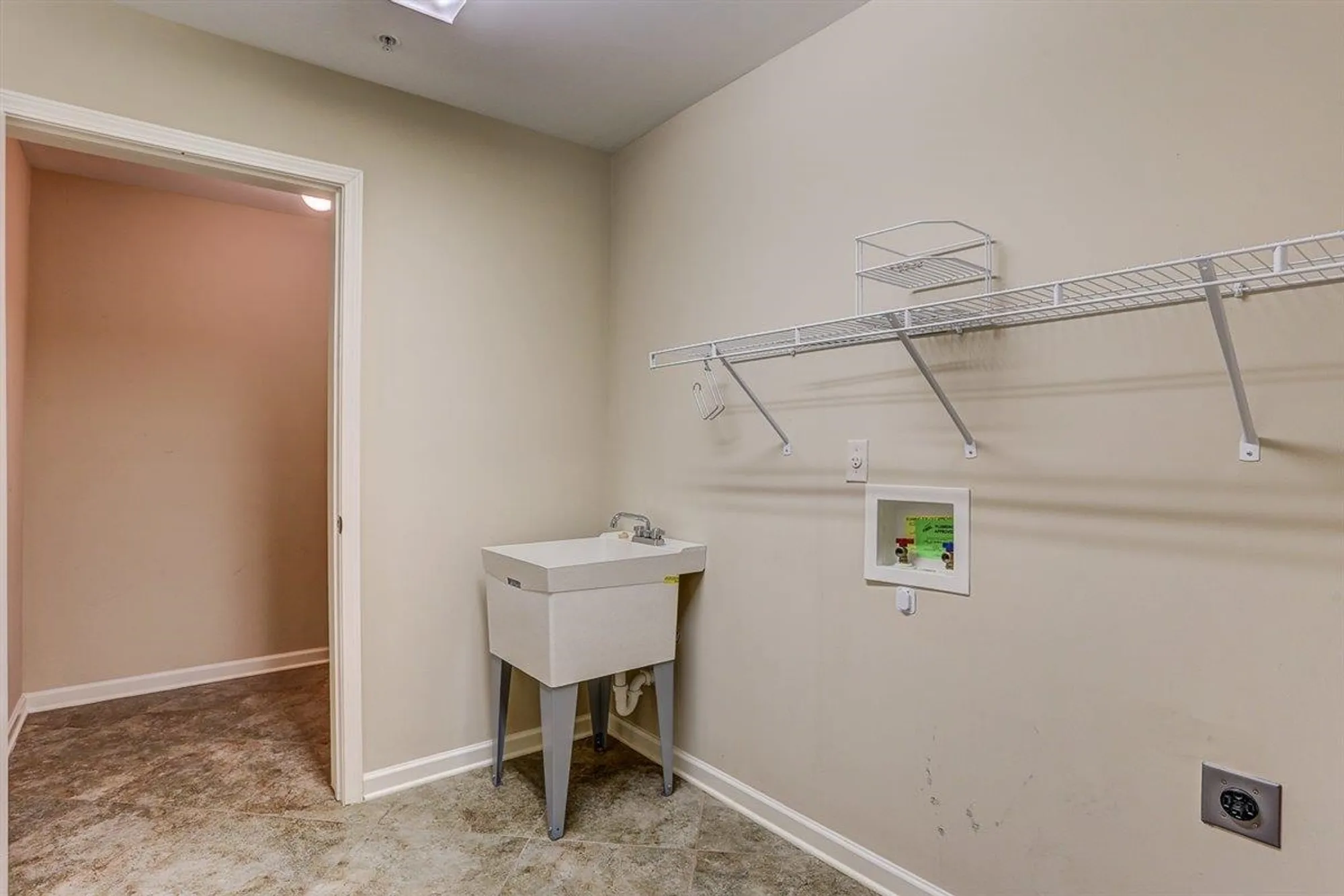 Property Slideshow image 16 of 21 | 1592 w southfield cir 52, Memphis, TN, 38016