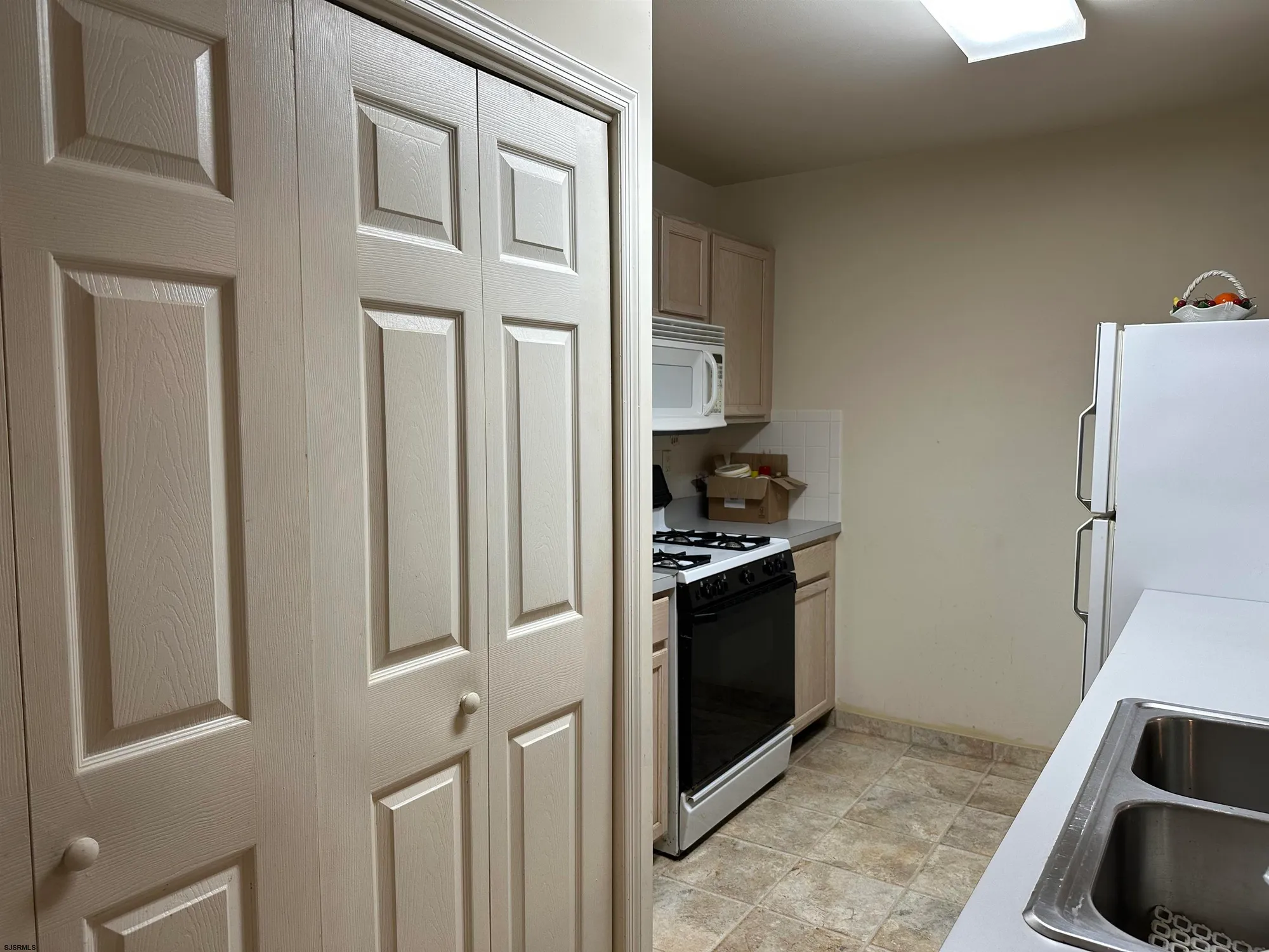 Property Slideshow image 8 of 26 | 19 e woodland ave # e101, Absecon, NJ, 08201