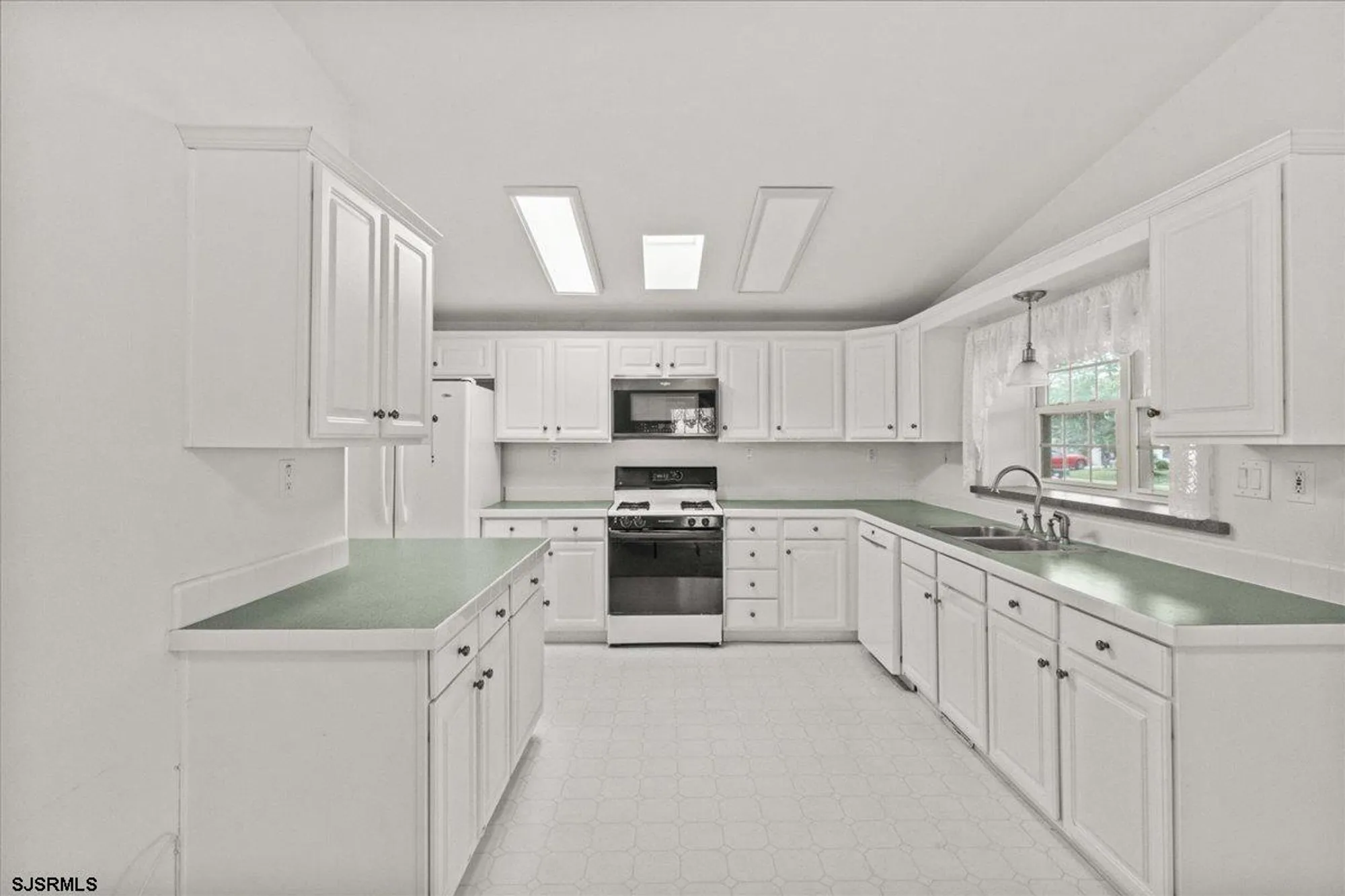 Property Slideshow image 11 of 39 | 26 baltusrol dr, Mays Landing, NJ, 08330