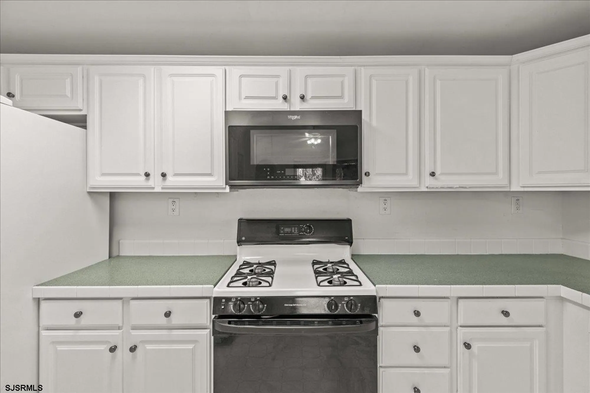 Property Slideshow image 9 of 39 | 26 baltusrol dr, Mays Landing, NJ, 08330