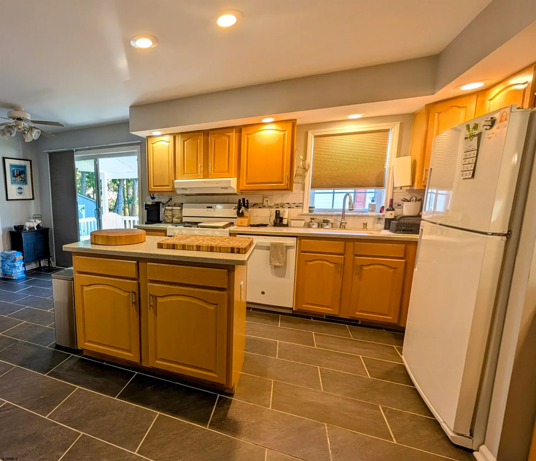 Property Slideshow image 18 of 33 | 39 dogwood ln, Mays Landing, NJ, 08330