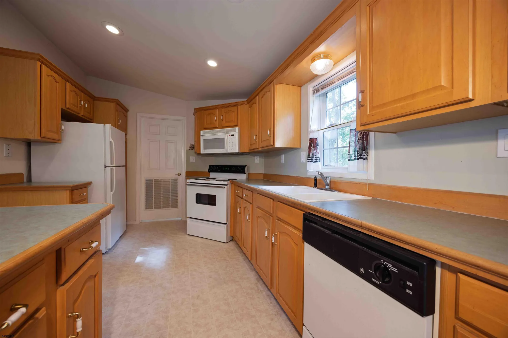 Property Slideshow image 17 of 31 | 7 laurel ct, Mays Landing, NJ, 08330