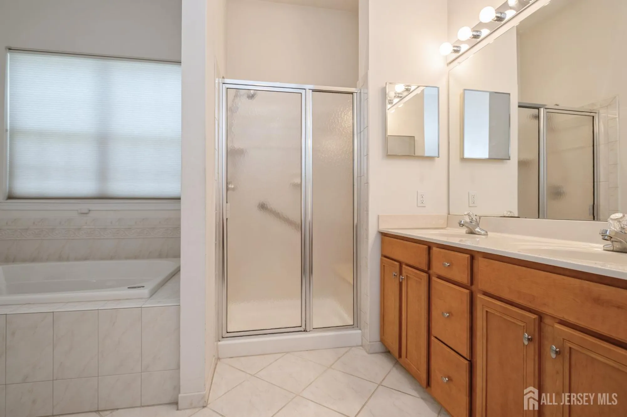 Property Slideshow image 19 of 38 | 9 glen eagles way, Monroe, NJ, 08831