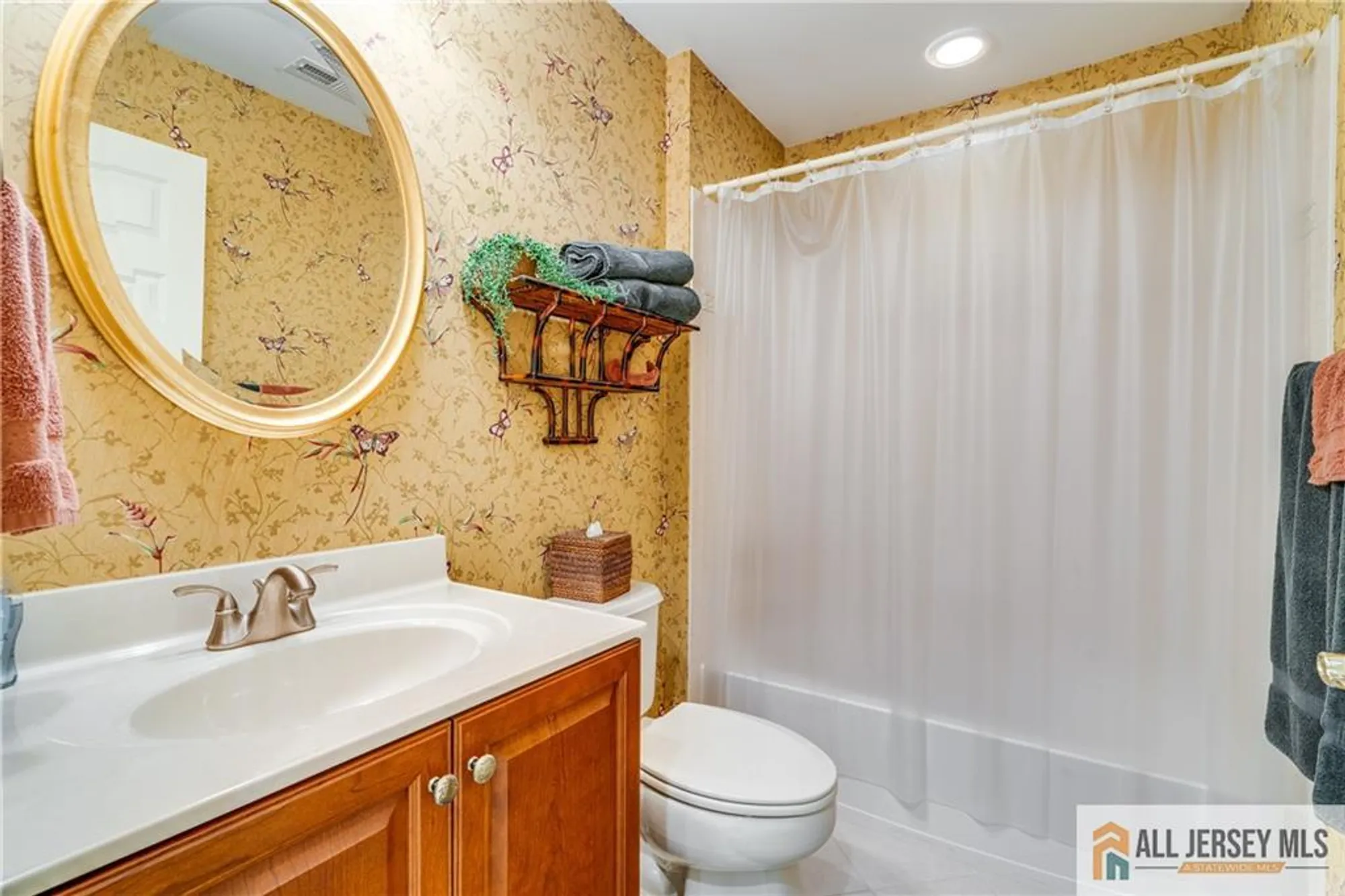 Property Slideshow image 21 of 28 | 77 andover dr, Kendall Park, NJ, 08824