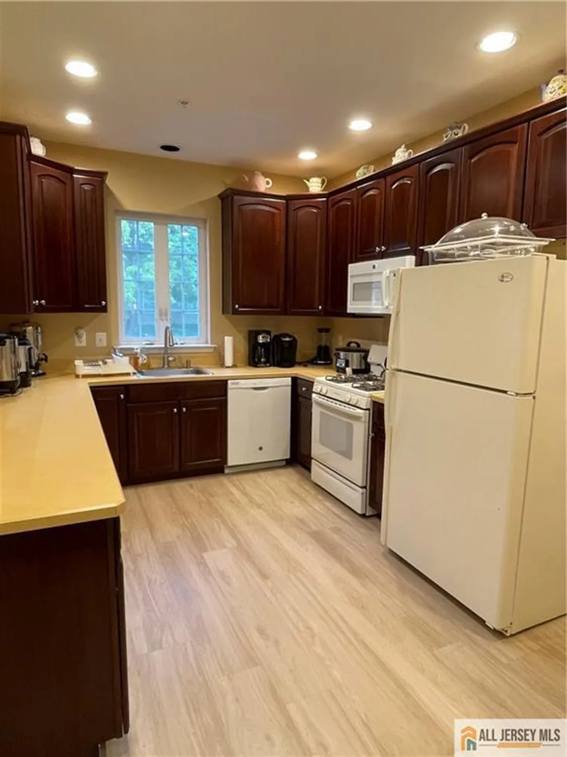 Property Slideshow image 47 of 48 | 10 holly manor ct, Helmetta, NJ, 08828