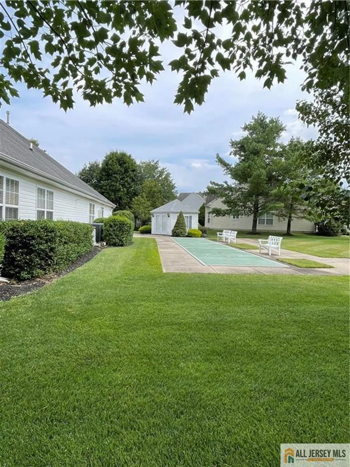 Property Slideshow image 36 of 48 | 10 holly manor ct, Helmetta, NJ, 08828