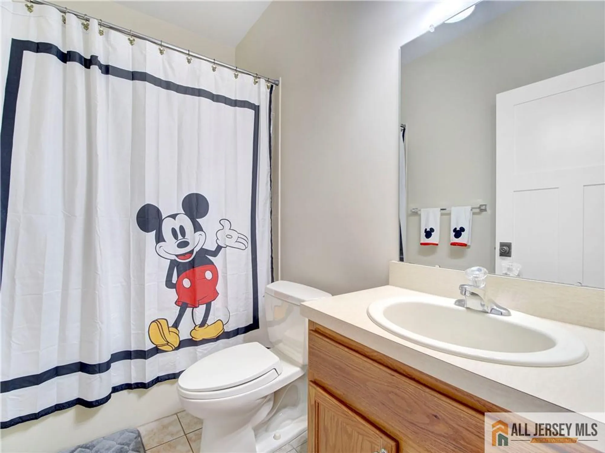 Property Slideshow image 15 of 48 | 10 holly manor ct, Helmetta, NJ, 08828