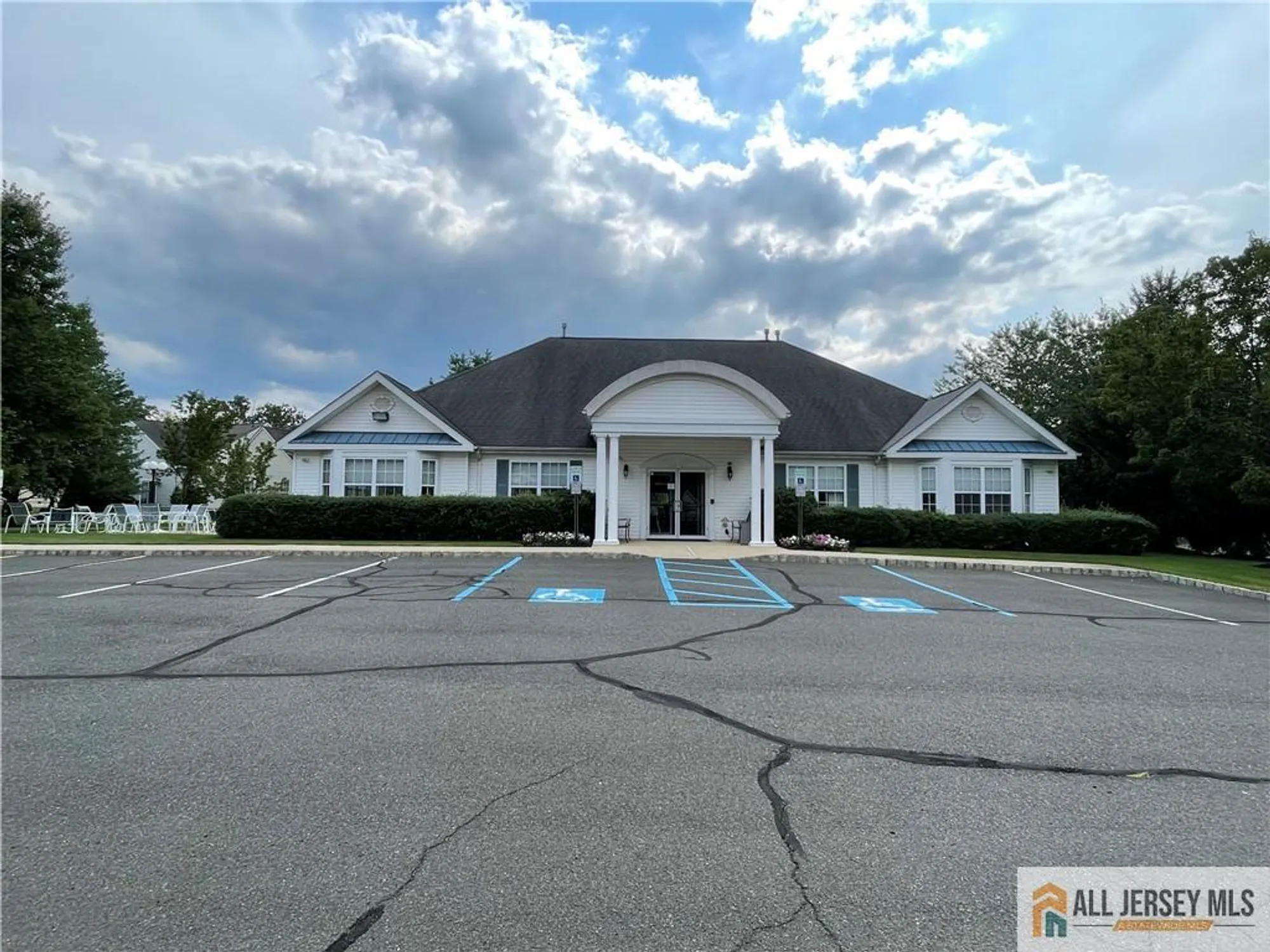 Property Slideshow image 34 of 48 | 10 holly manor ct, Helmetta, NJ, 08828