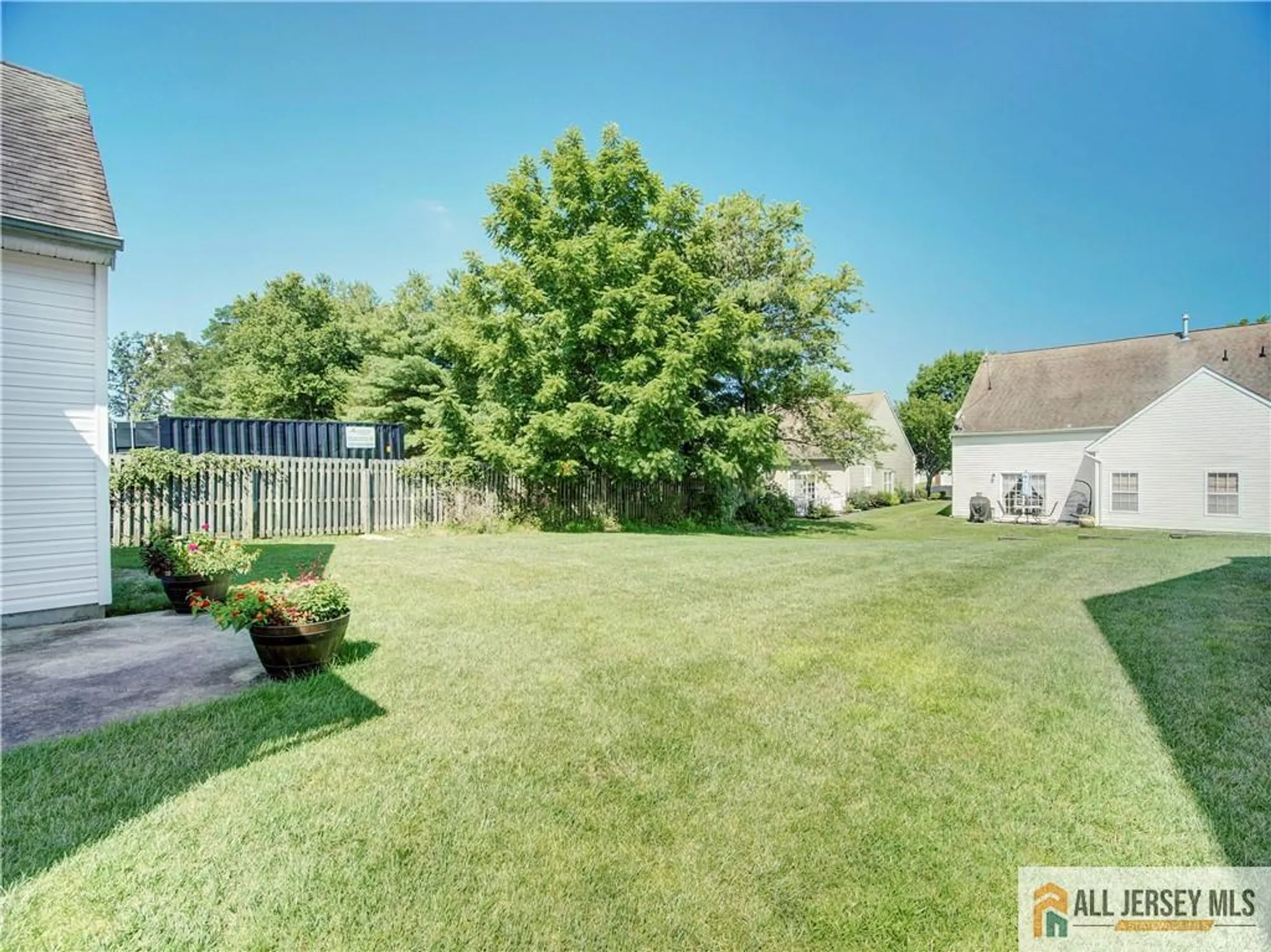 Property Slideshow image 31 of 48 | 10 holly manor ct, Helmetta, NJ, 08828