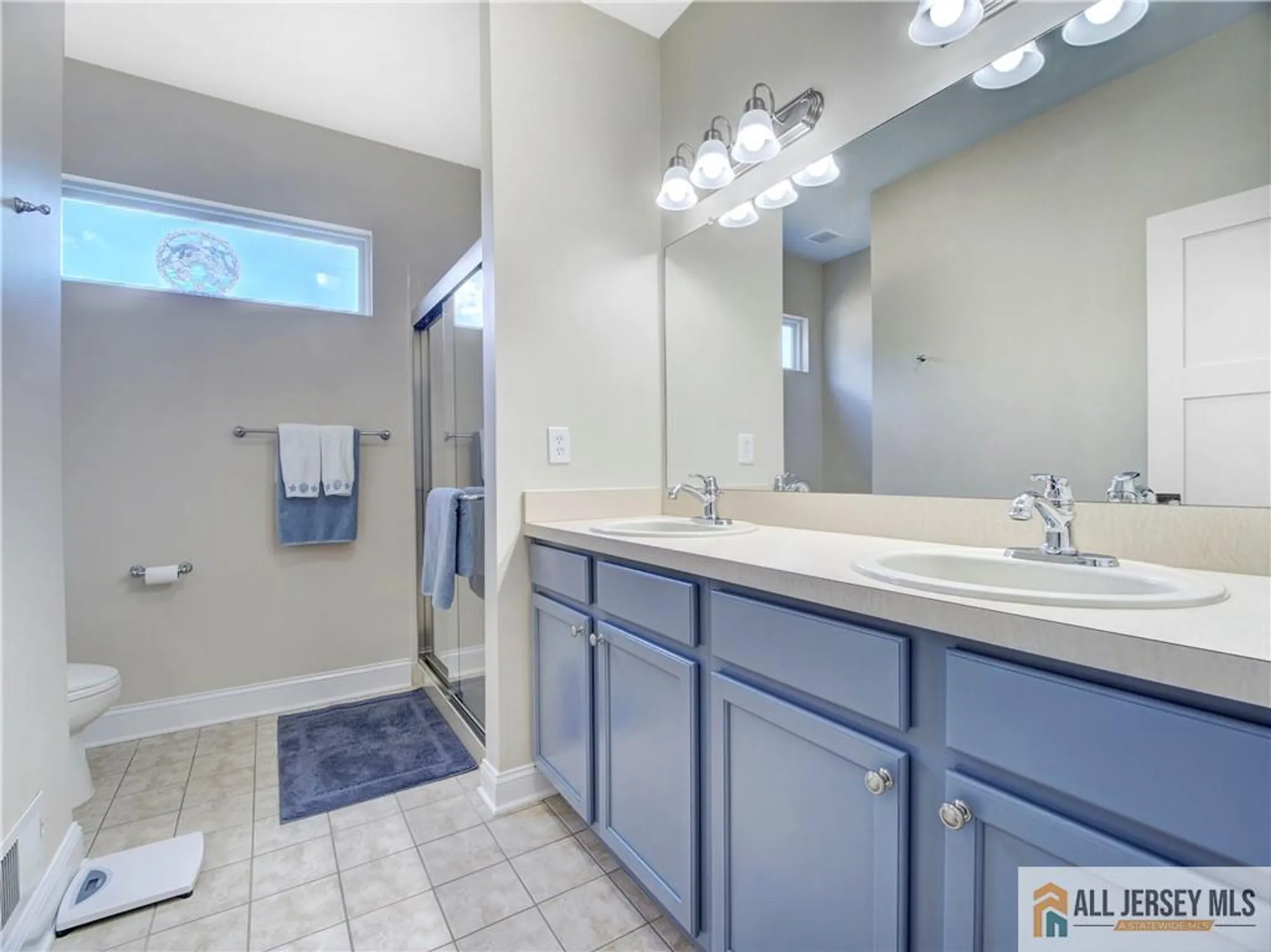 Property Slideshow image 19 of 48 | 10 holly manor ct, Helmetta, NJ, 08828