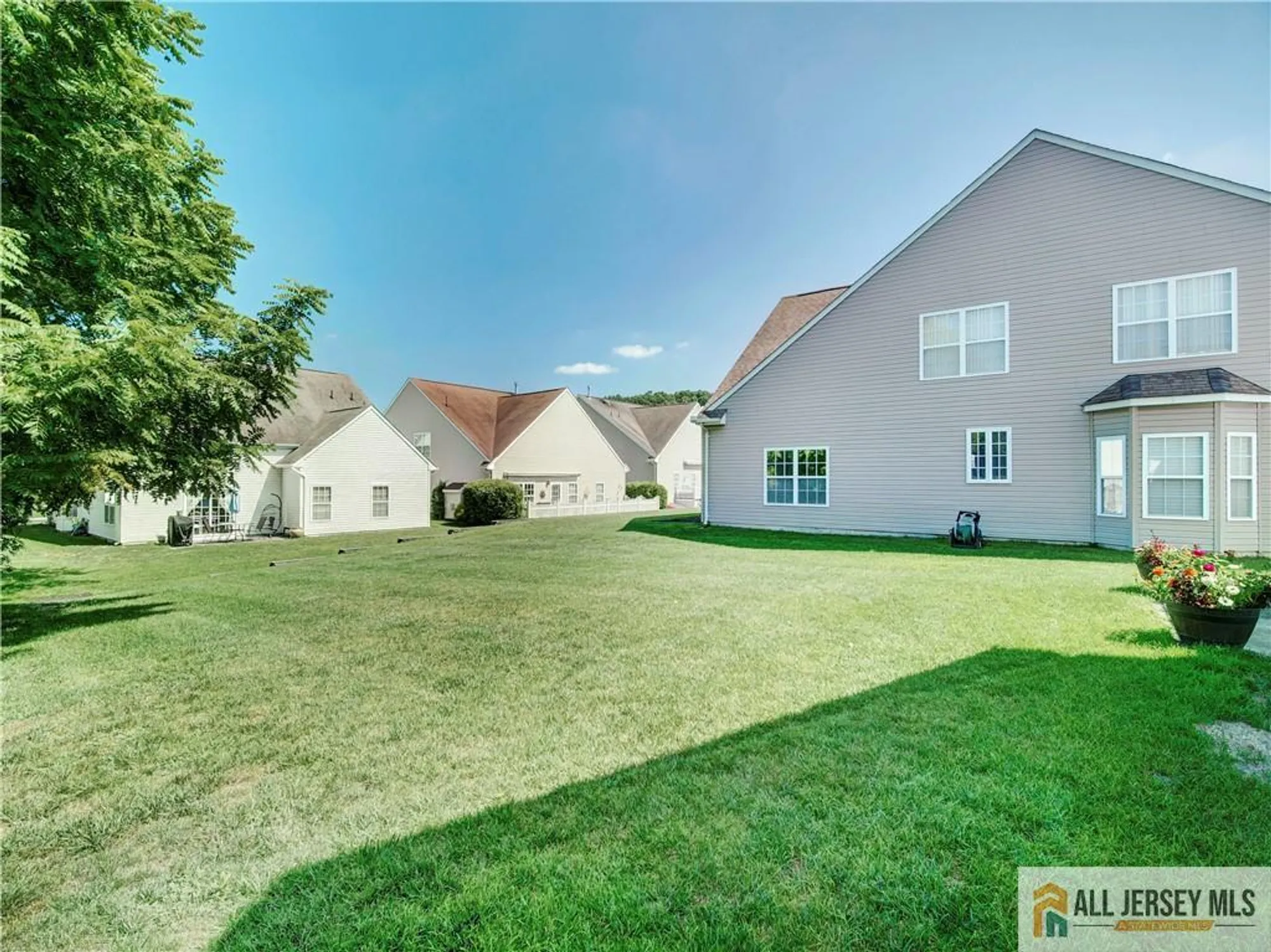 Property Slideshow image 32 of 48 | 10 holly manor ct, Helmetta, NJ, 08828