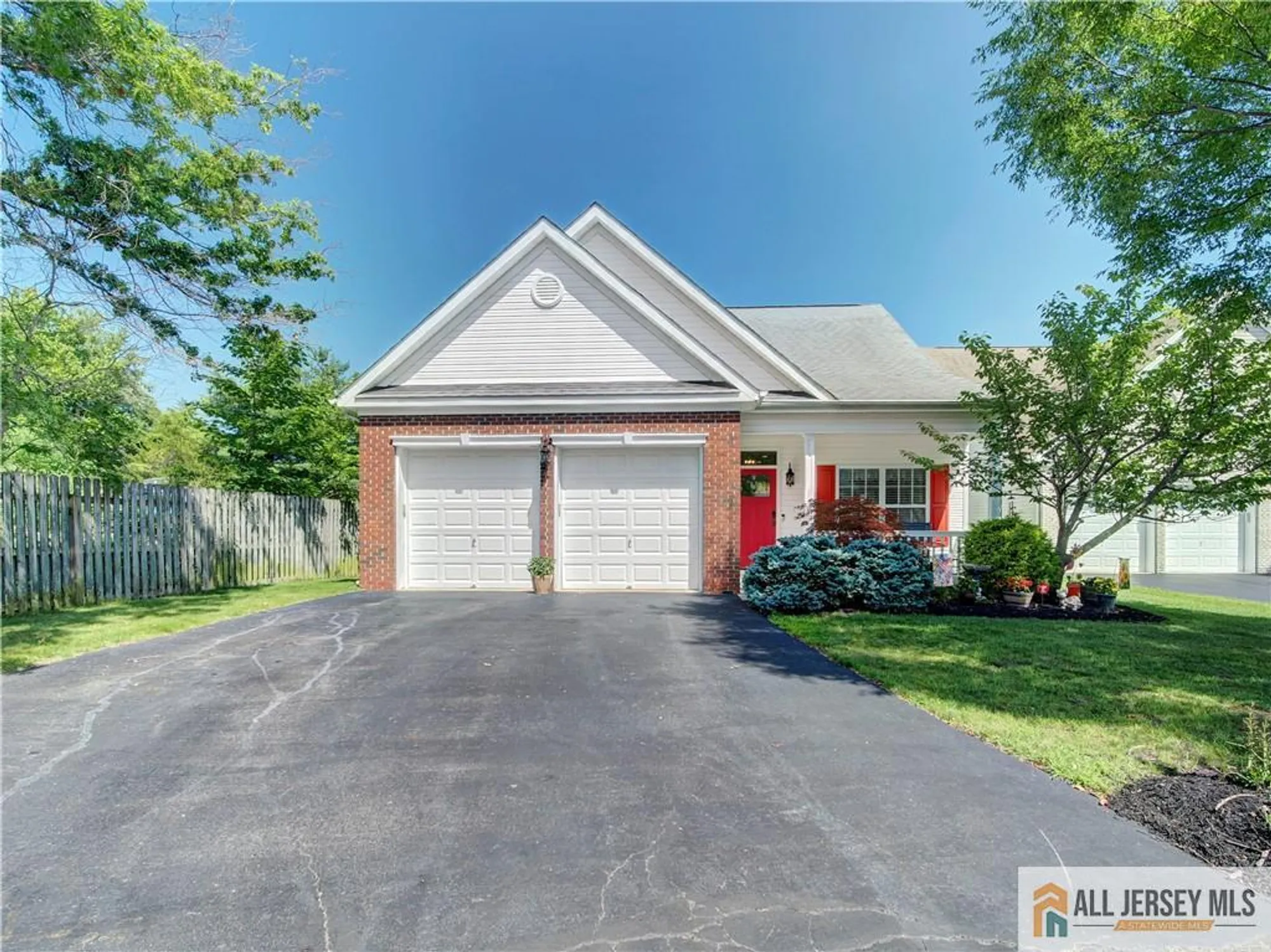 Property Slideshow image 1 of 48 | 10 holly manor ct, Helmetta, NJ, 08828