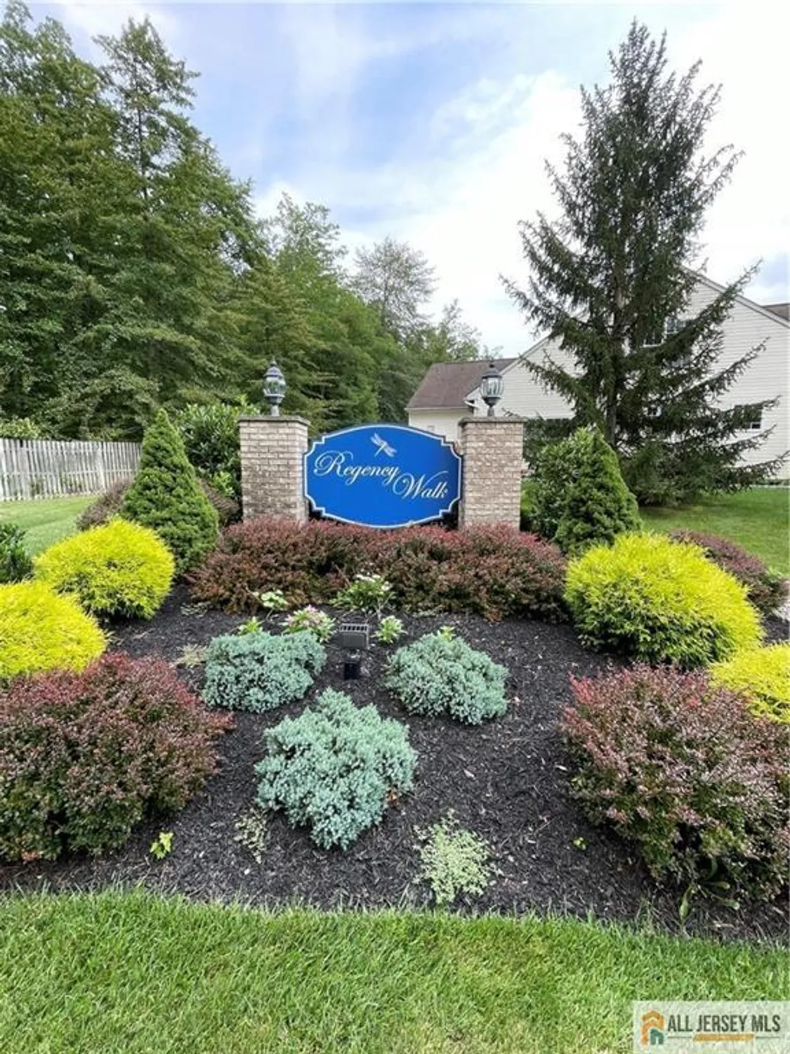 Property Slideshow image 33 of 48 | 10 holly manor ct, Helmetta, NJ, 08828