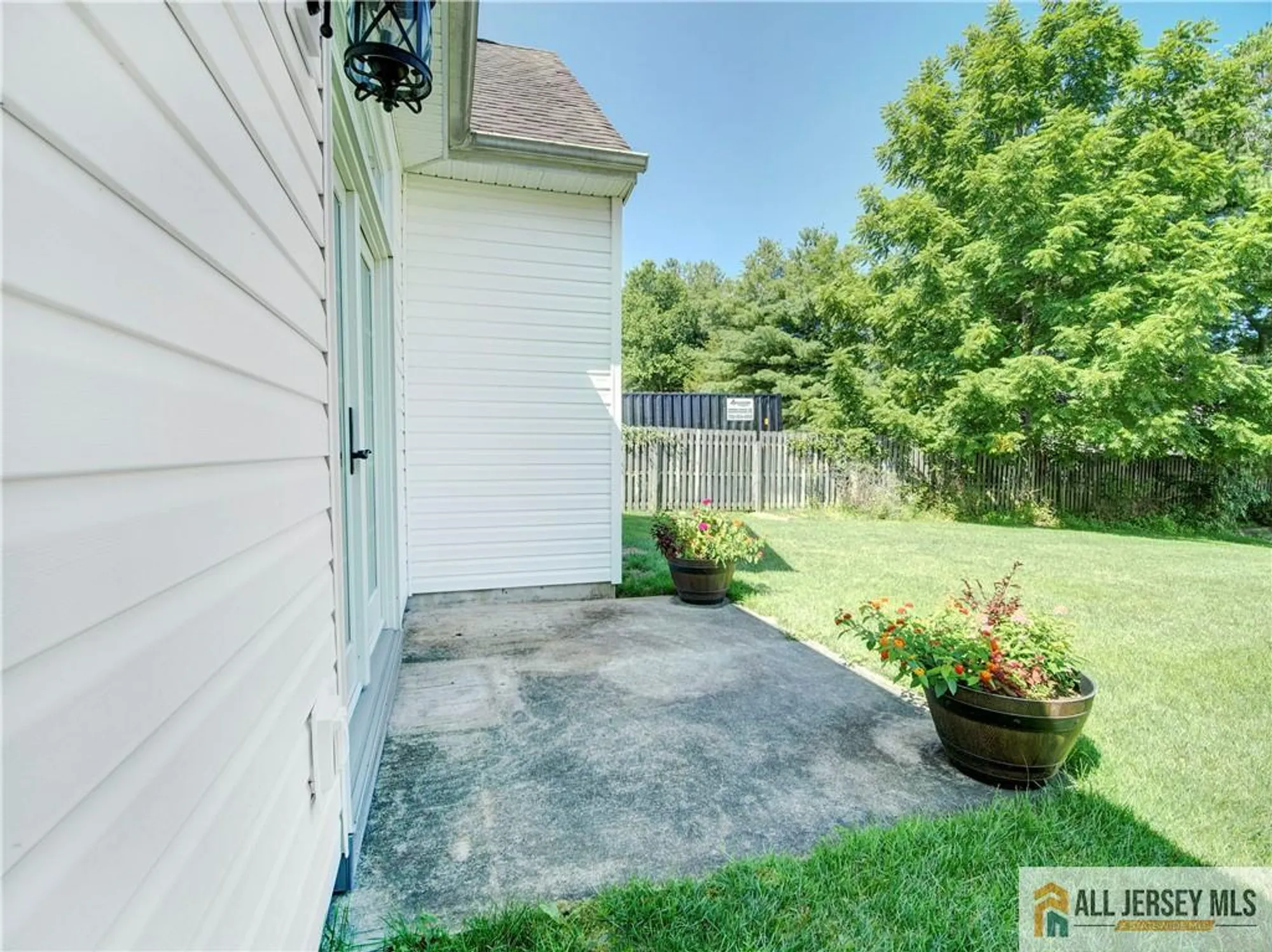 Property Slideshow image 28 of 48 | 10 holly manor ct, Helmetta, NJ, 08828