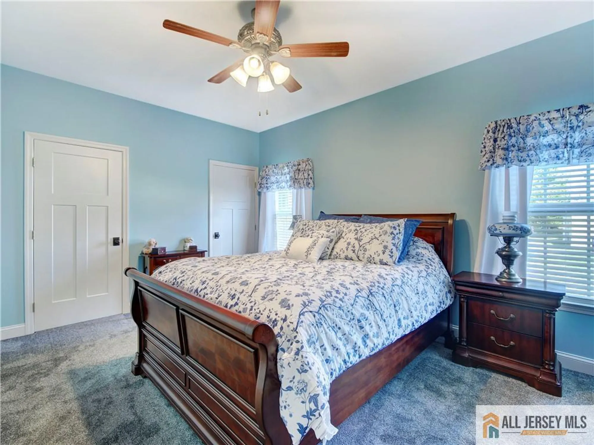 Property Slideshow image 18 of 48 | 10 holly manor ct, Helmetta, NJ, 08828