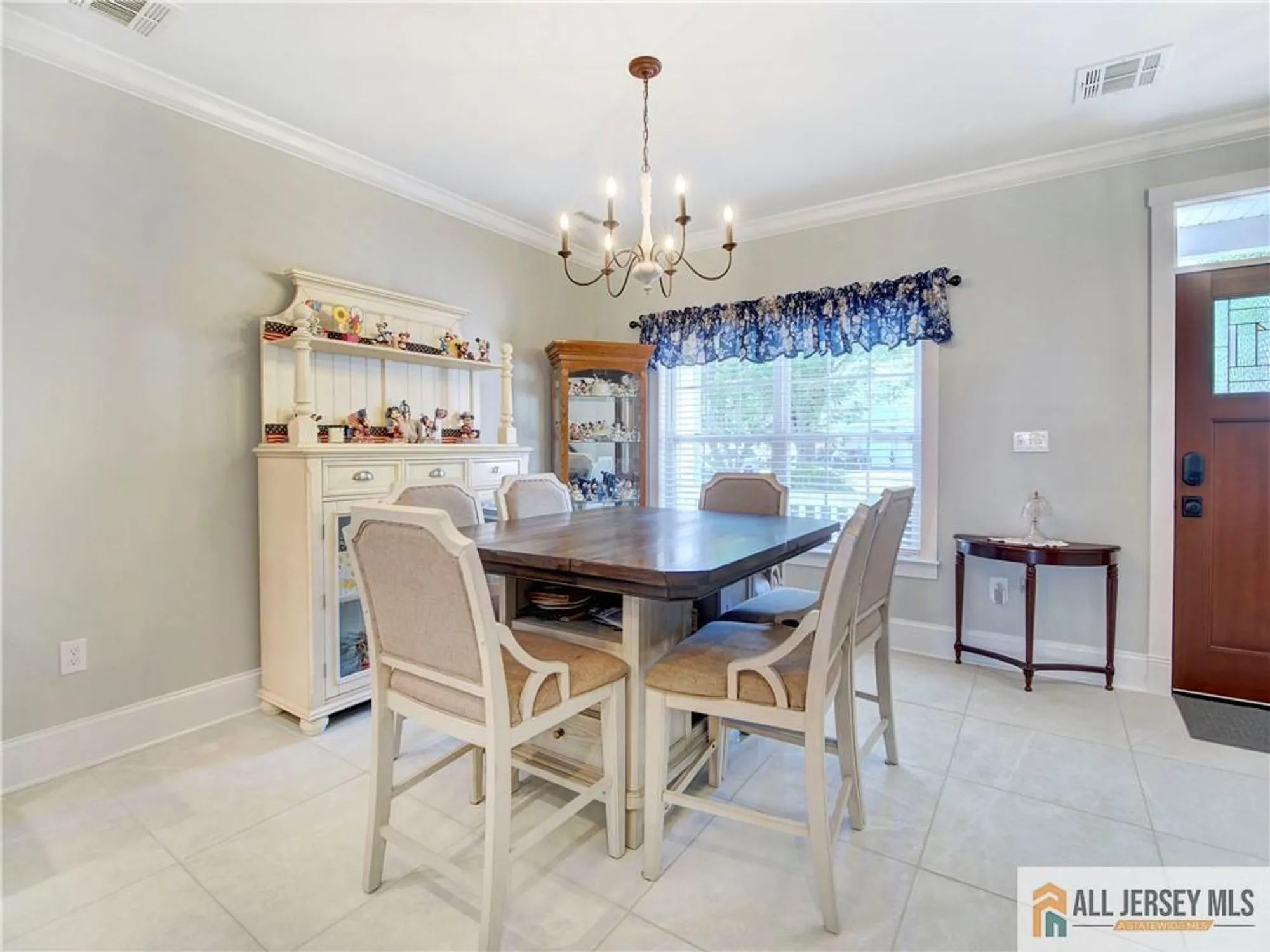 Property Slideshow image 2 of 48 | 10 holly manor ct, Helmetta, NJ, 08828