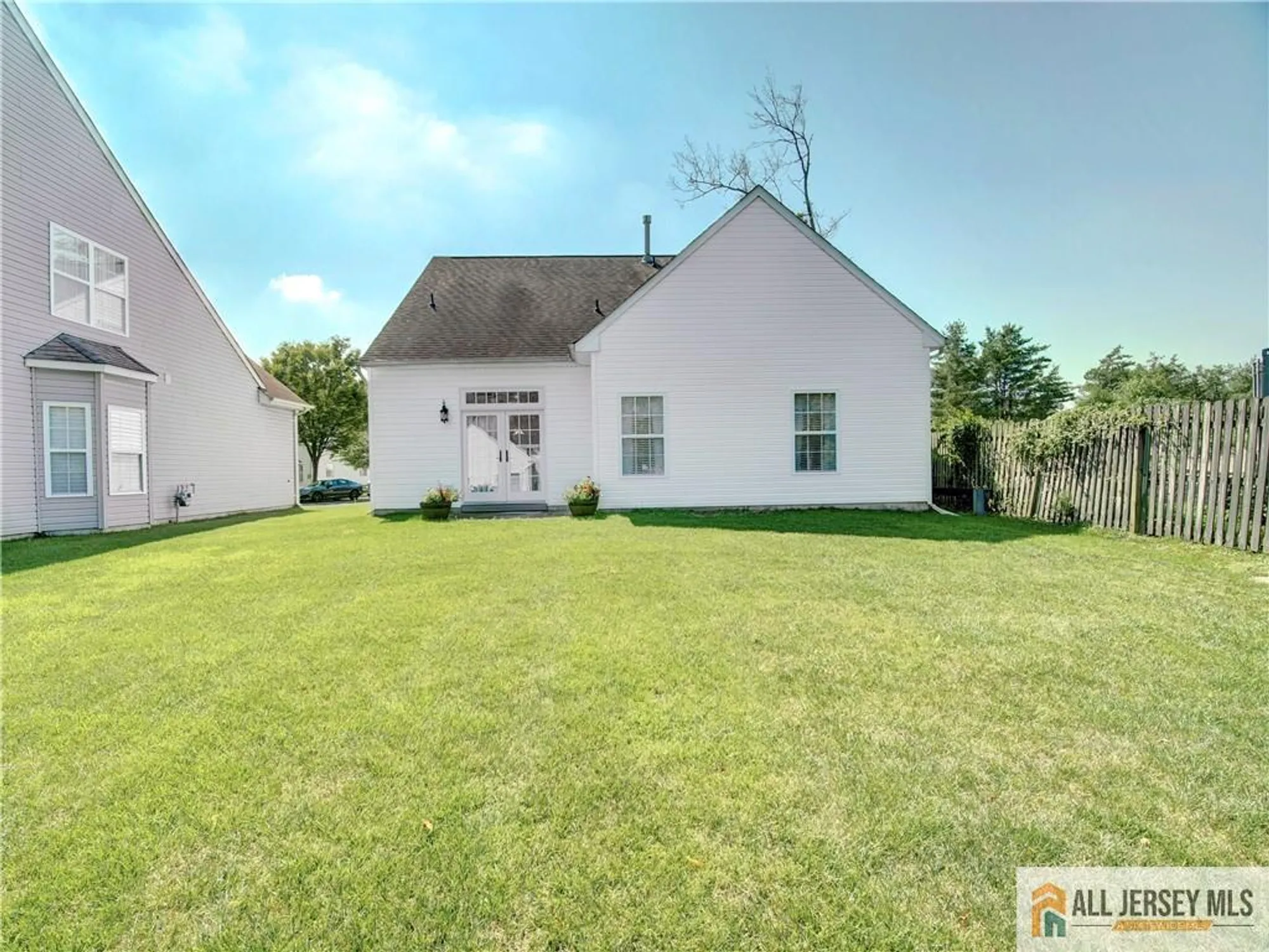 Property Slideshow image 29 of 48 | 10 holly manor ct, Helmetta, NJ, 08828