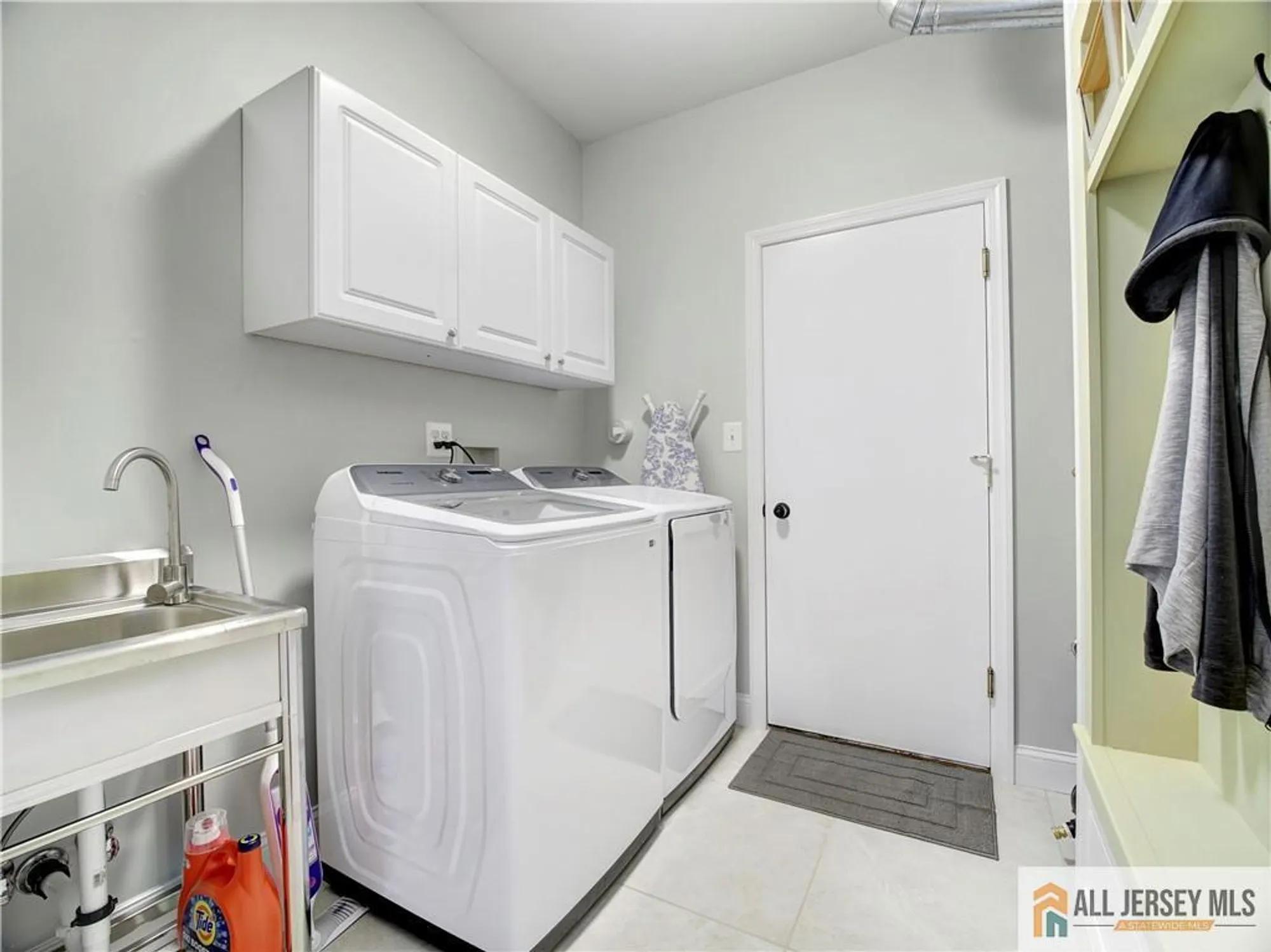 Property Slideshow image 21 of 48 | 10 holly manor ct, Helmetta, NJ, 08828