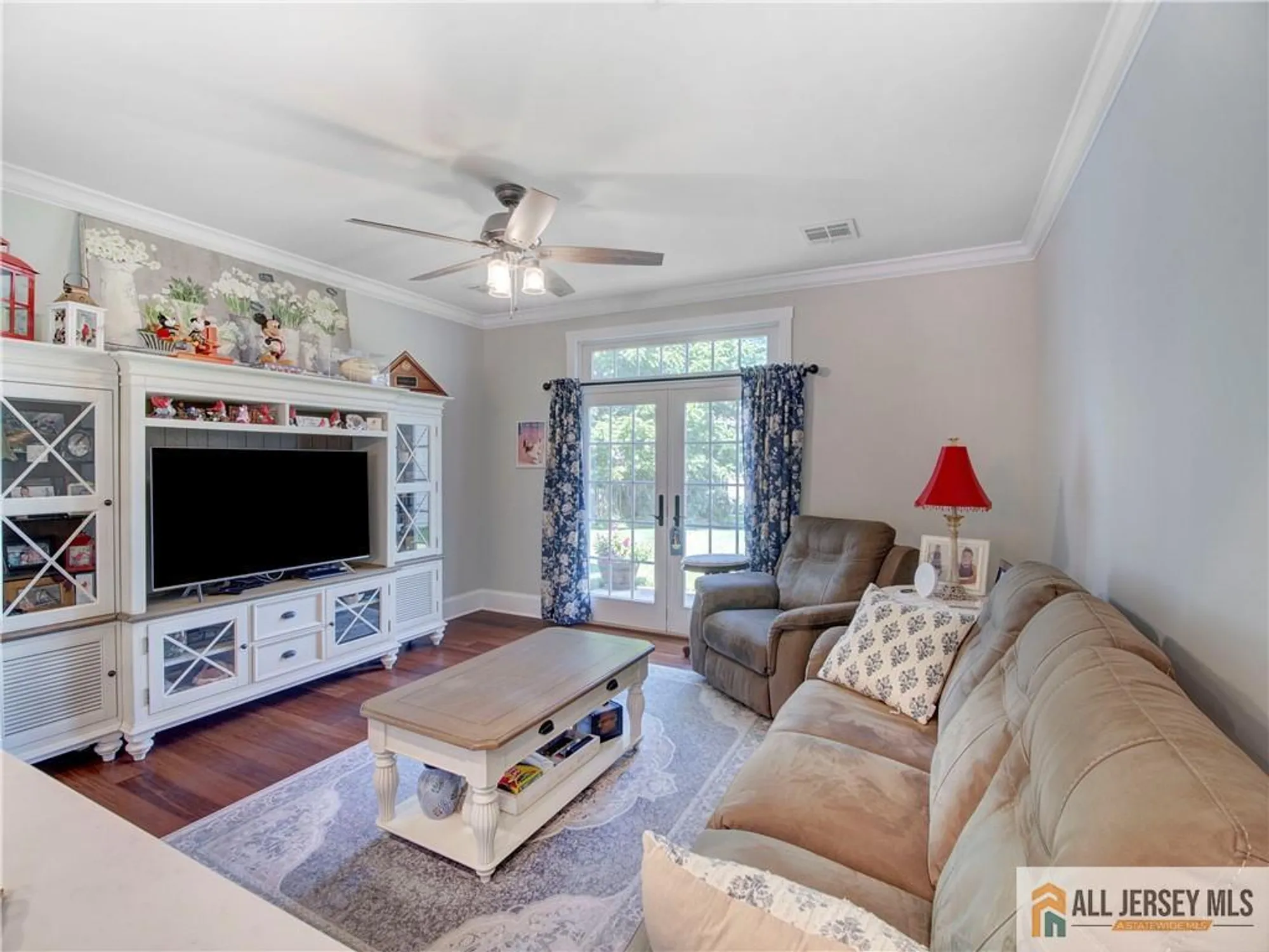 Property Slideshow image 14 of 48 | 10 holly manor ct, Helmetta, NJ, 08828