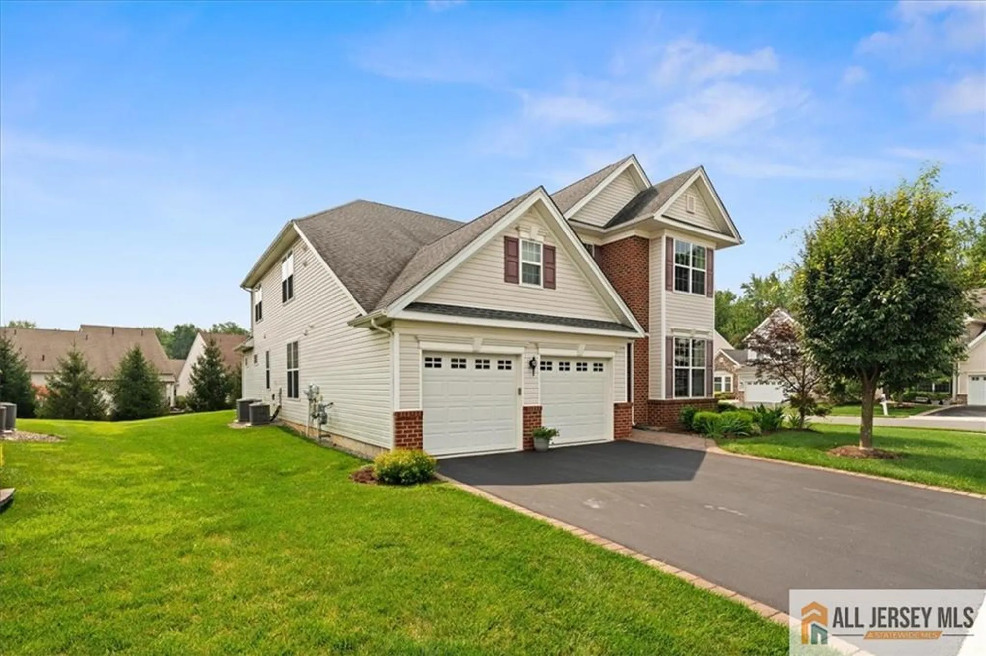 Property Slideshow image 2 of 61 | 19 dunwell dr, Kendall Park, NJ, 08824