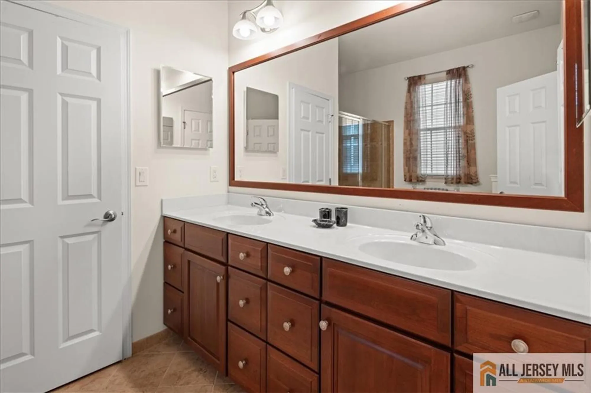 Property Slideshow image 22 of 52 | 14 hardwick dr, Kendall Park, NJ, 08824