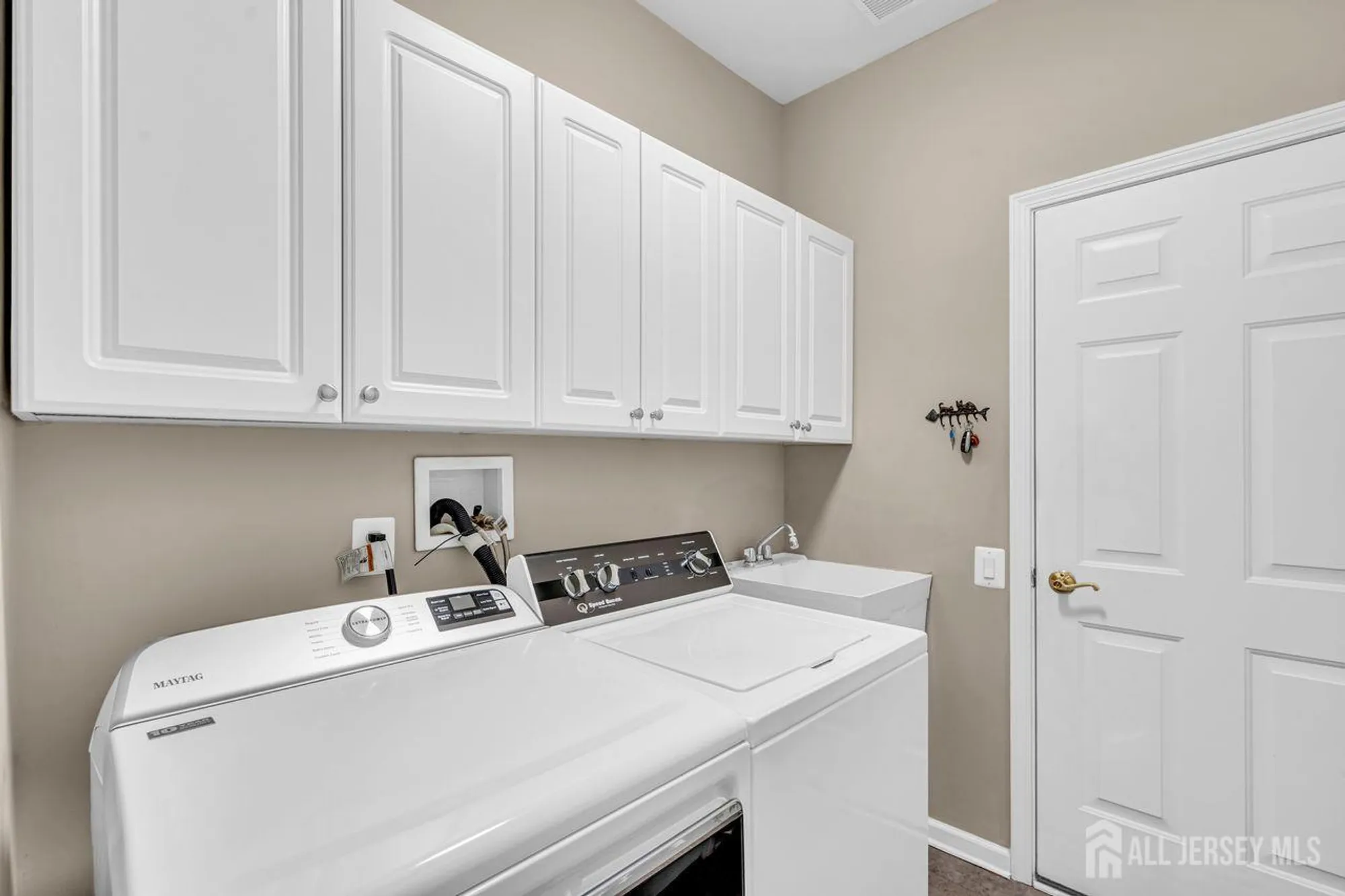 Property Slideshow image 22 of 36 | 448 crossfields ln, Somerset, NJ, 08873