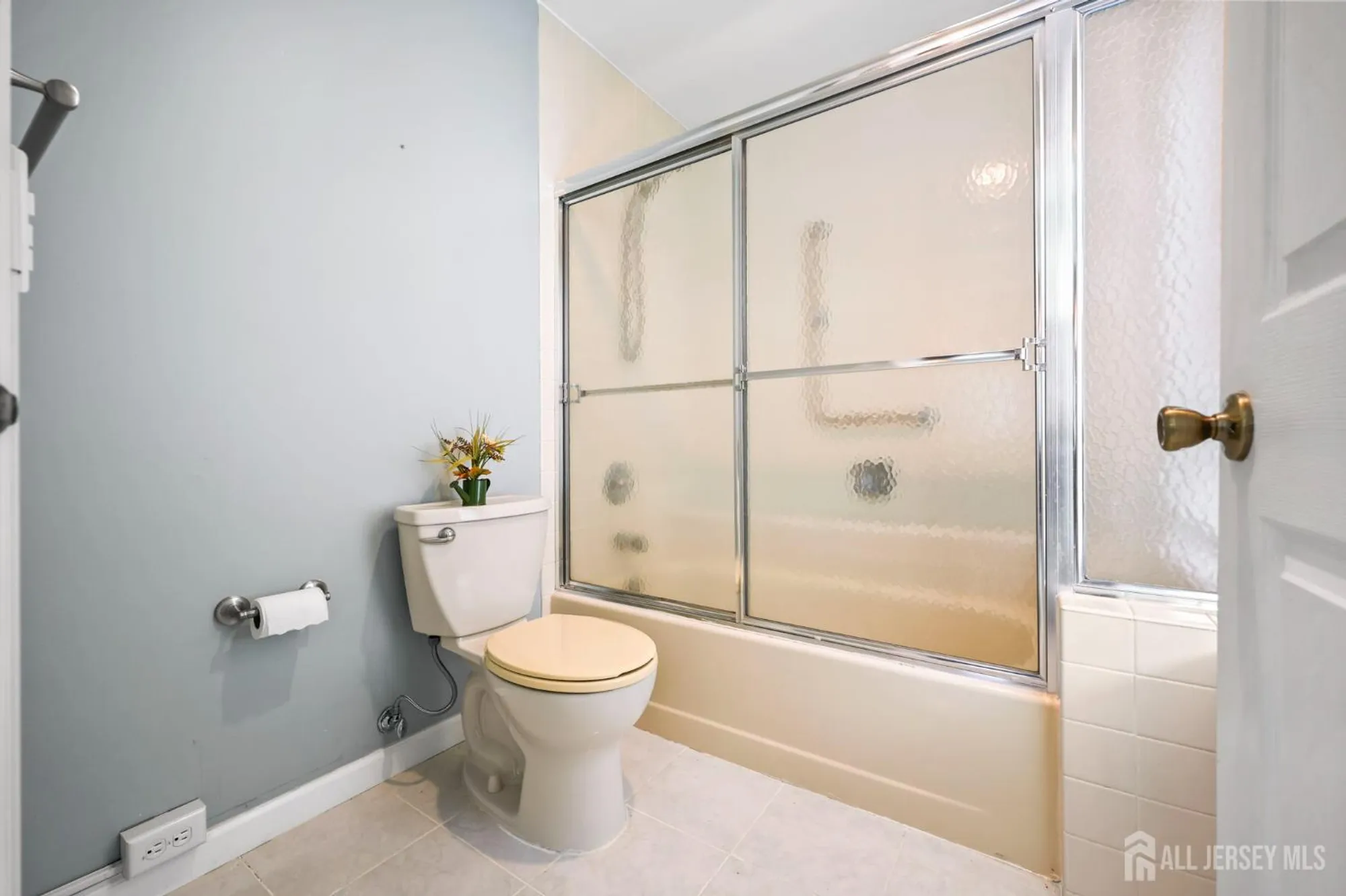 Property Slideshow image 25 of 27 | 27 martin van buren dr, Monroe, NJ, 08831