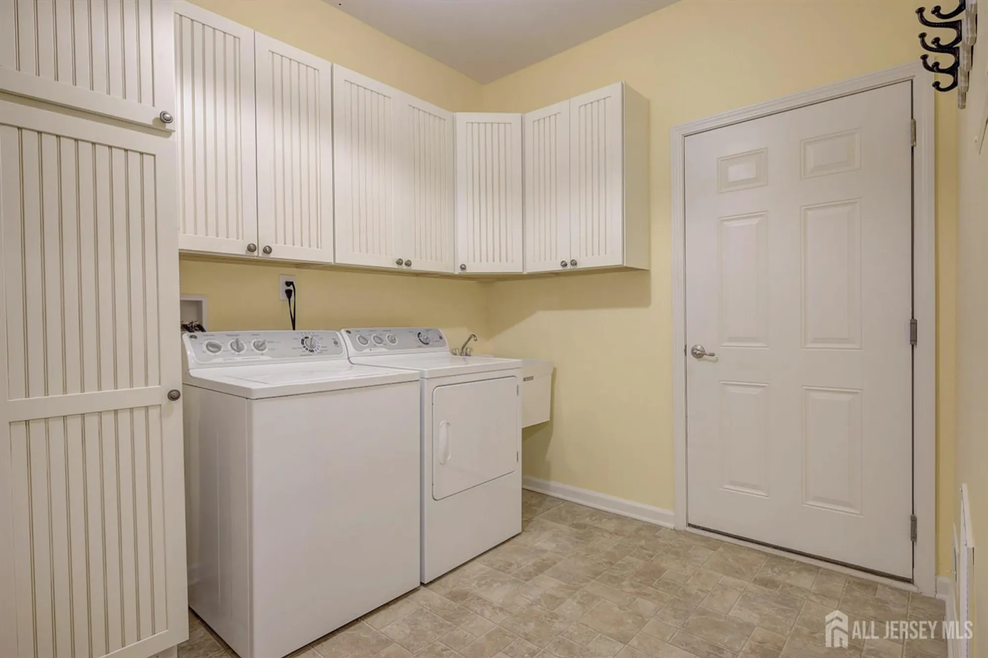 Property Slideshow image 19 of 22 | 39 schindler ct, Somerset, NJ, 08873