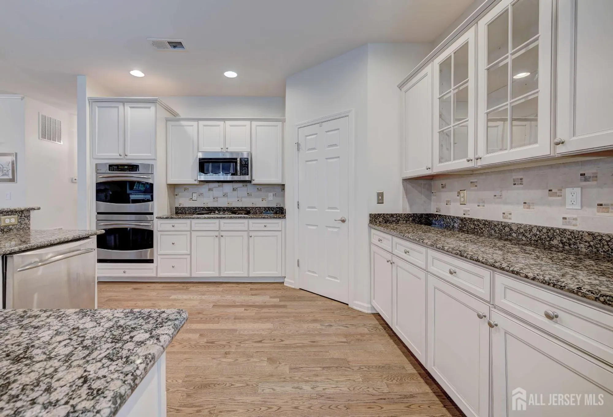 Property Slideshow image 10 of 22 | 39 schindler ct, Somerset, NJ, 08873