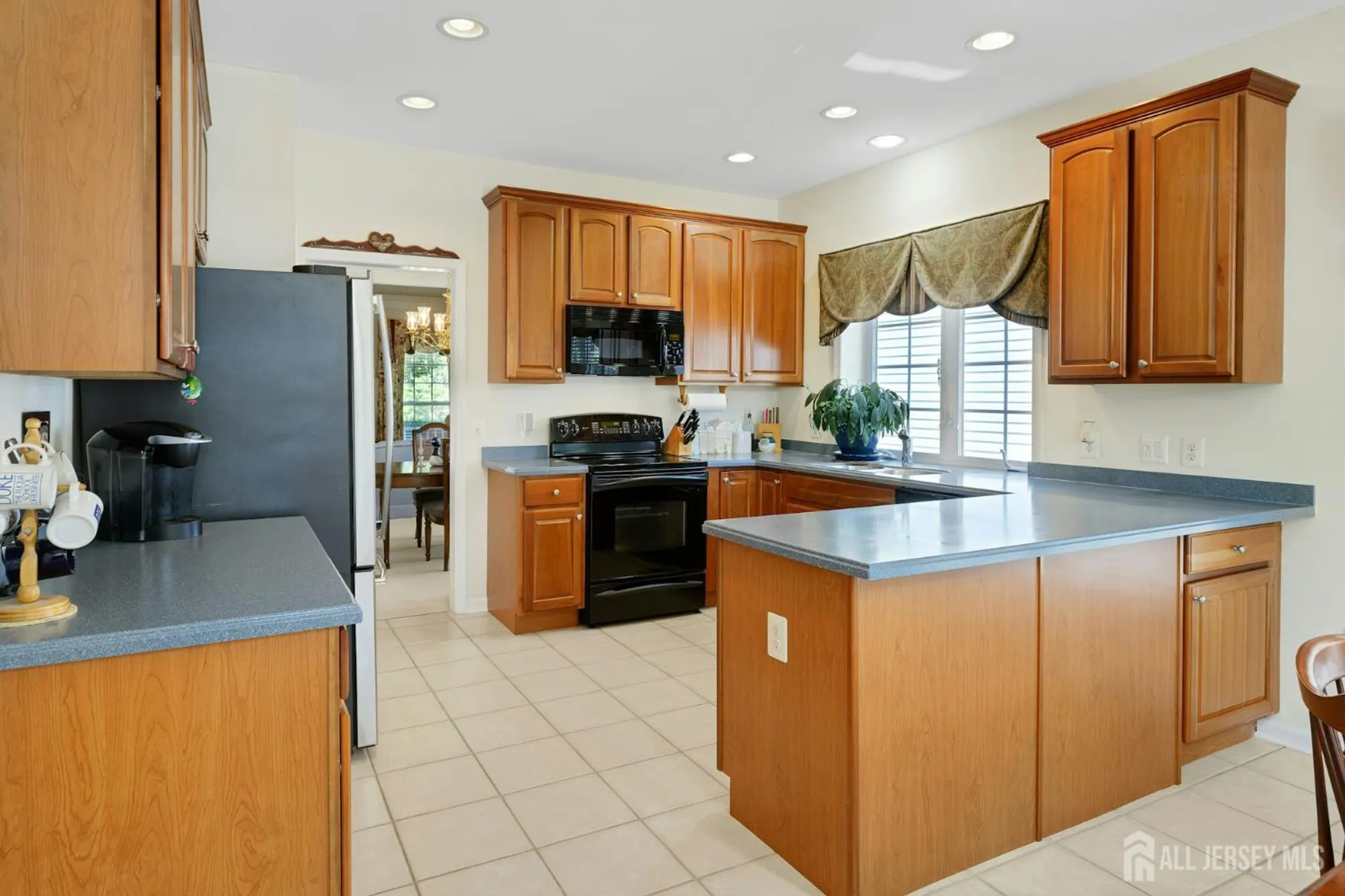Property Slideshow image 12 of 39 | 476 crossfields ln, Somerset, NJ, 08873