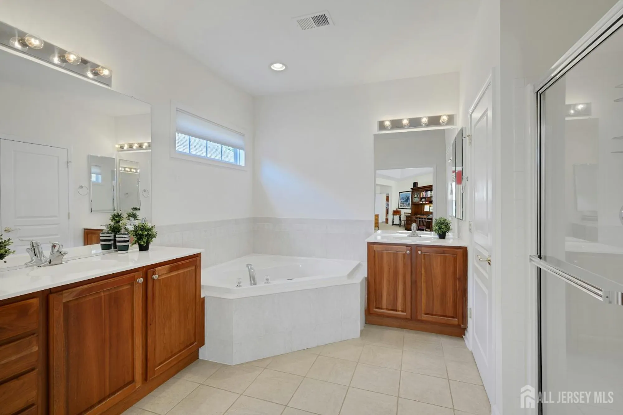 Property Slideshow image 21 of 39 | 476 crossfields ln, Somerset, NJ, 08873