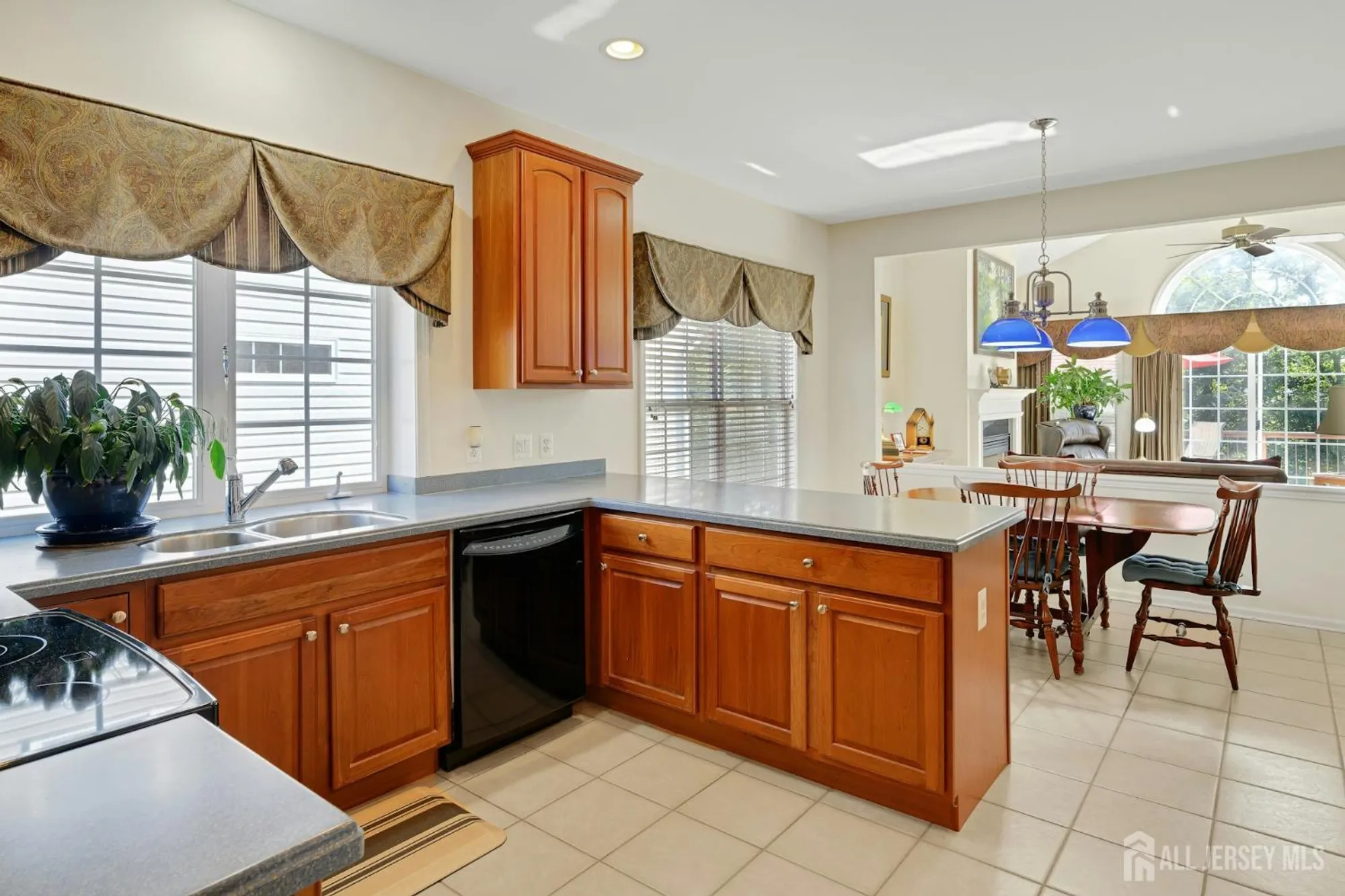 Property Slideshow image 13 of 39 | 476 crossfields ln, Somerset, NJ, 08873
