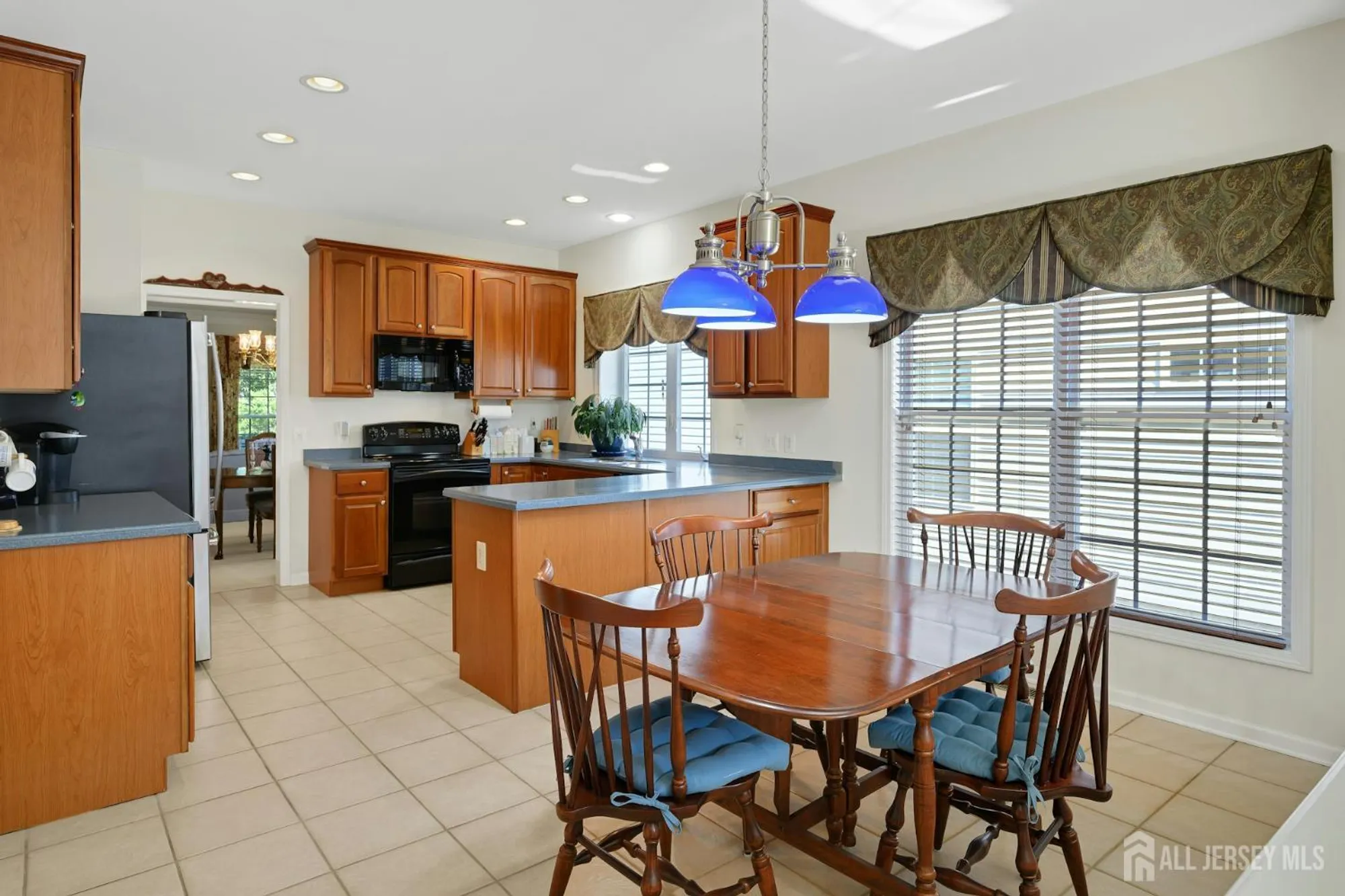 Property Slideshow image 14 of 39 | 476 crossfields ln, Somerset, NJ, 08873