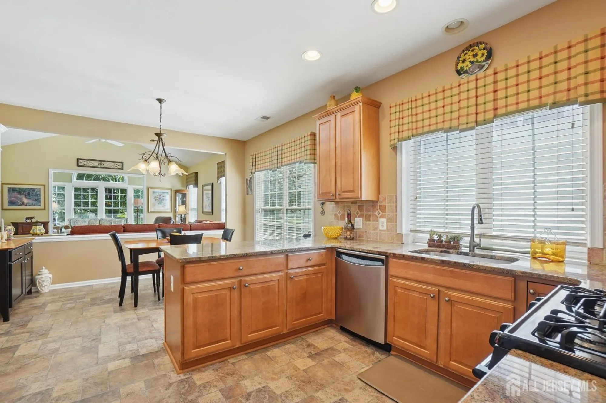 Property Slideshow image 12 of 48 | 318 biltmore ln, Somerset, NJ, 08873