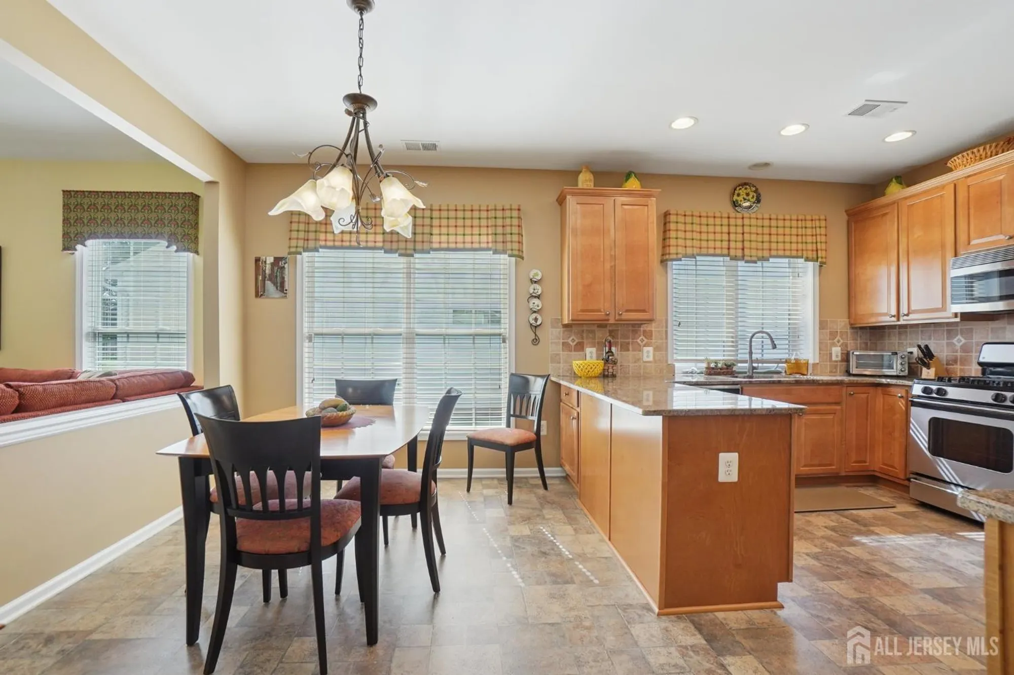 Property Slideshow image 19 of 48 | 318 biltmore ln, Somerset, NJ, 08873
