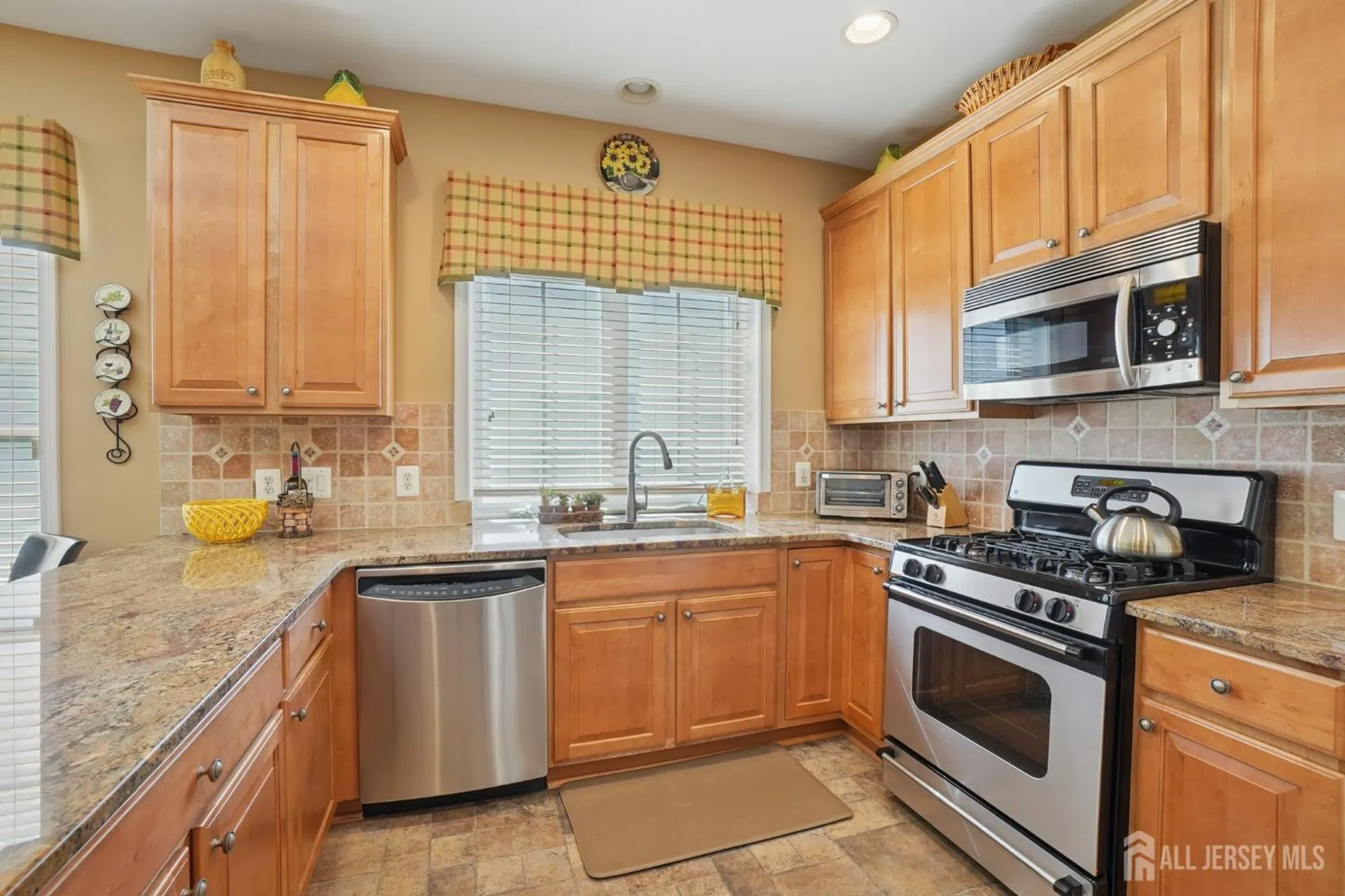 Property Slideshow image 14 of 48 | 318 biltmore ln, Somerset, NJ, 08873