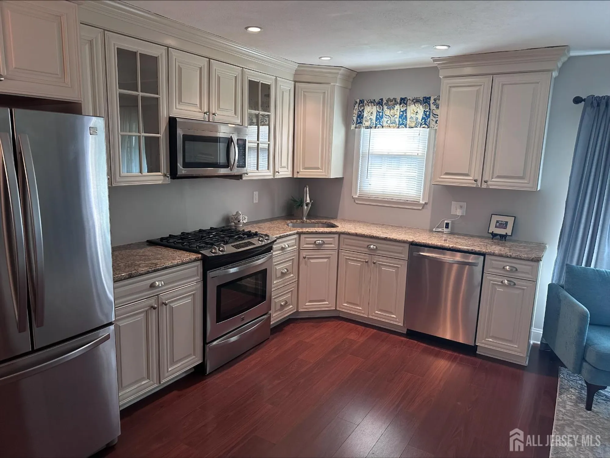 Property Slideshow image 18 of 38 | 17 ivy ridge close, Freehold, NJ, 07728