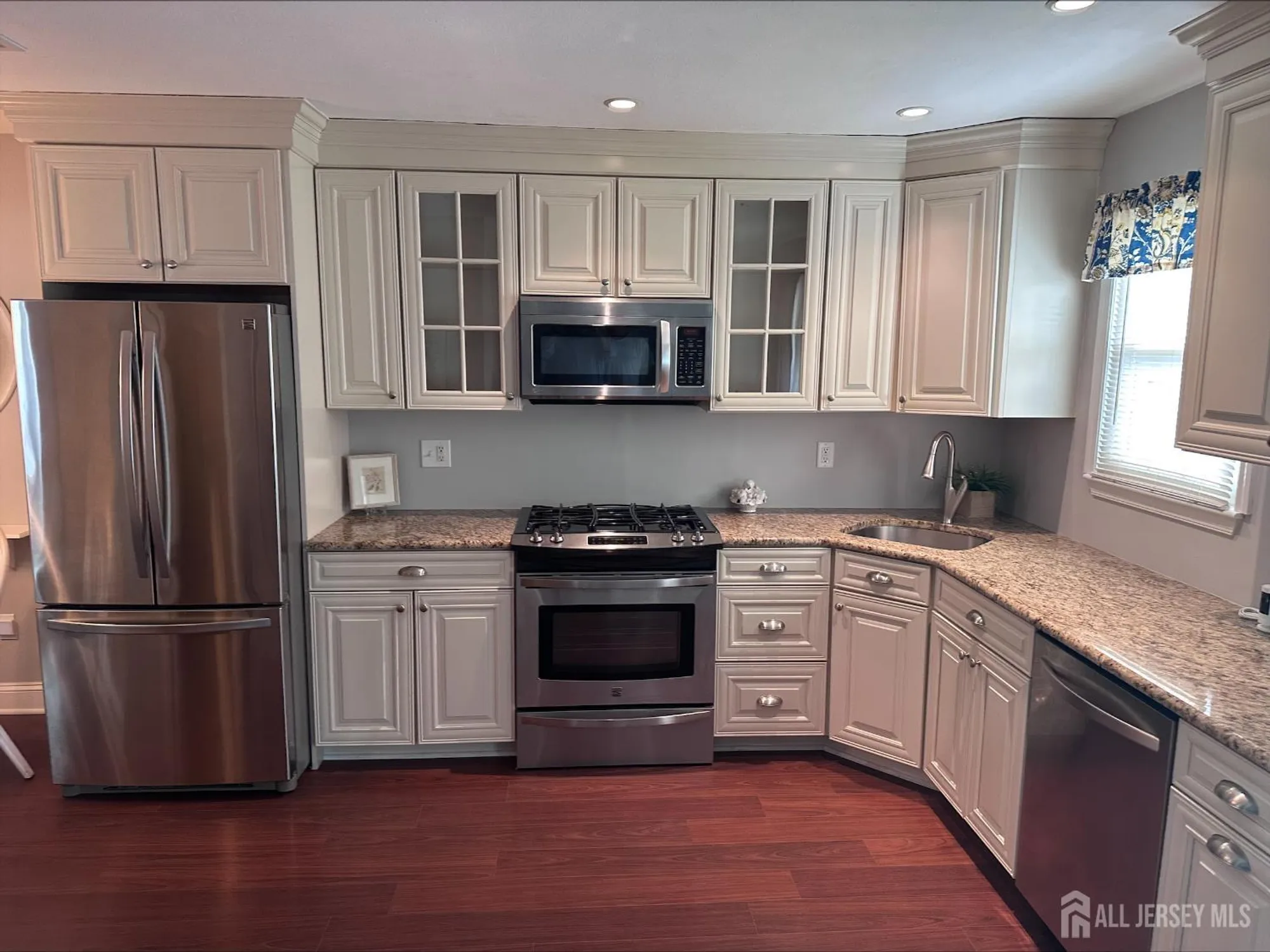 Property Slideshow image 17 of 38 | 17 ivy ridge close, Freehold, NJ, 07728