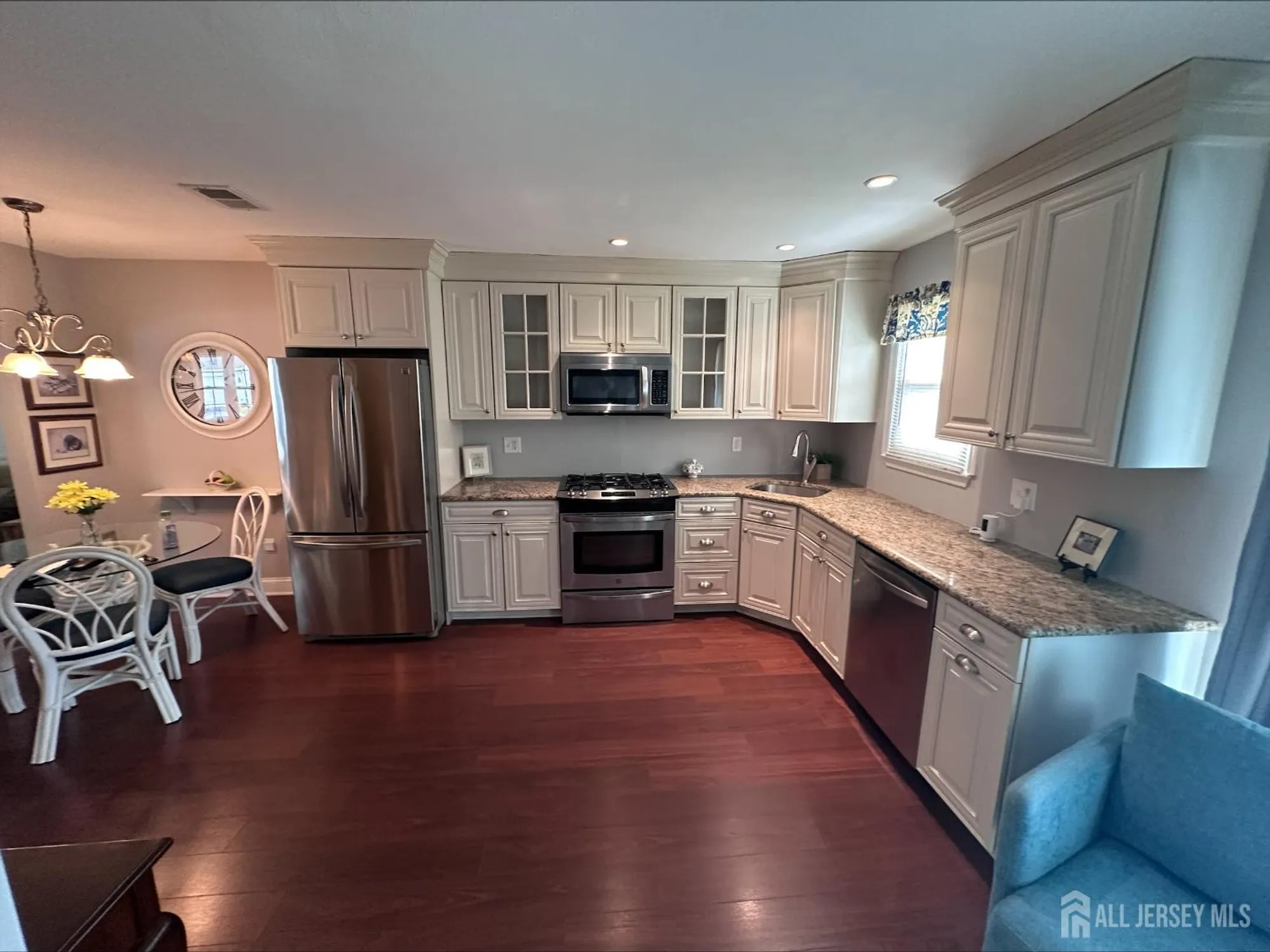 Property Slideshow image 19 of 38 | 17 ivy ridge close, Freehold, NJ, 07728