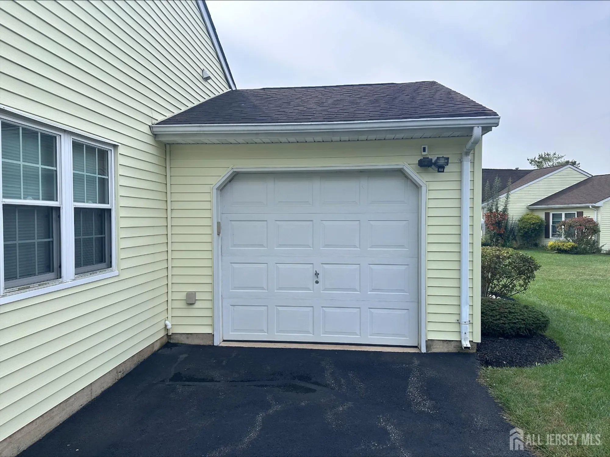 Property Slideshow image 5 of 38 | 17 ivy ridge close, Freehold, NJ, 07728