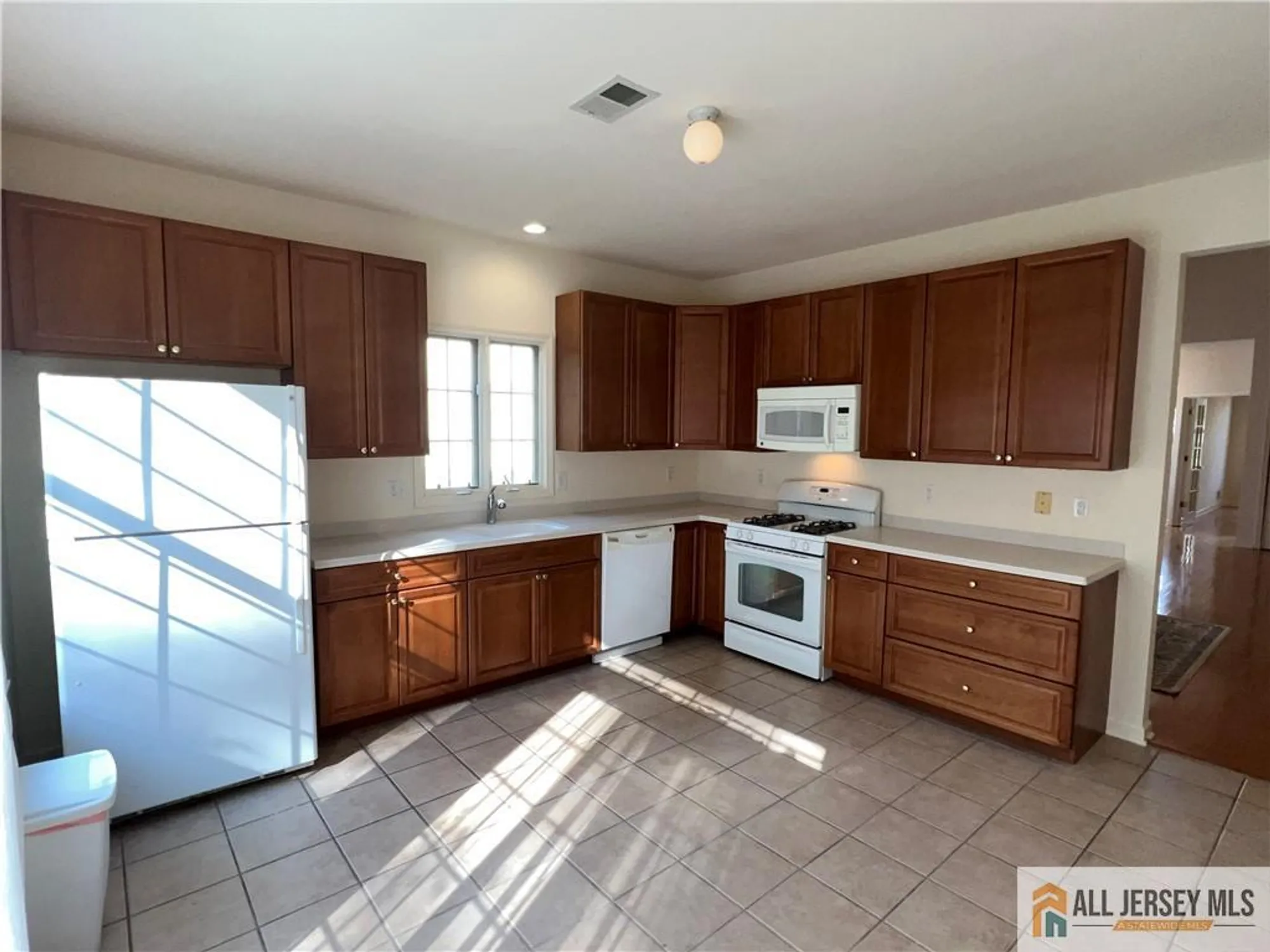 Property Slideshow image 8 of 18 | 99 saratoga ct, Somerset, NJ, 08873