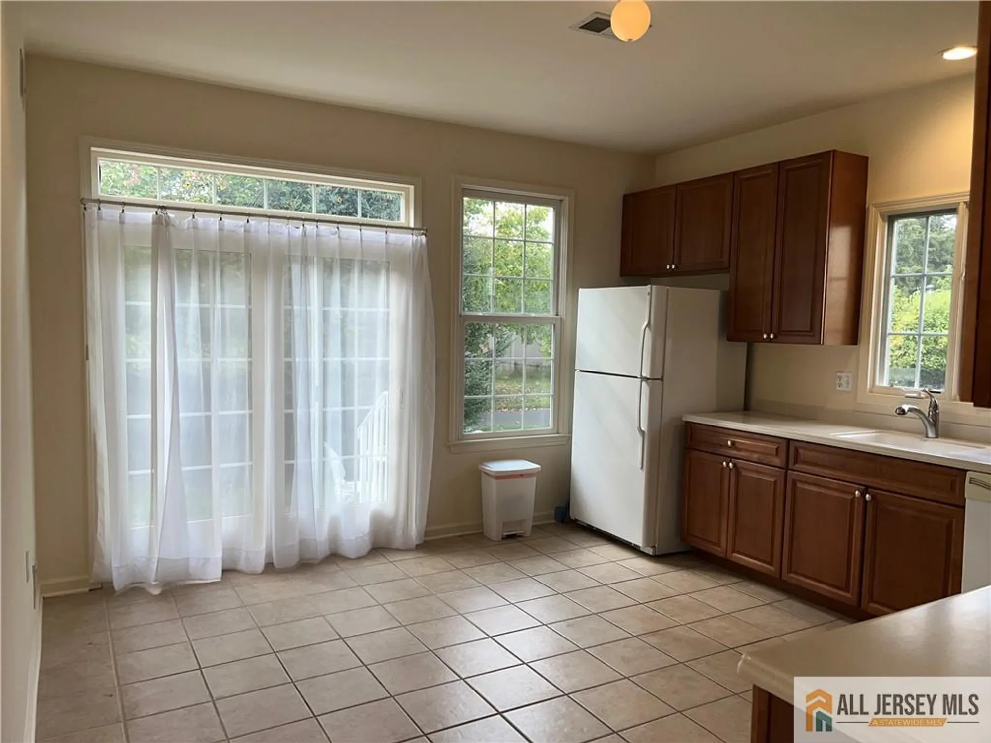 Property Slideshow image 6 of 18 | 99 saratoga ct, Somerset, NJ, 08873