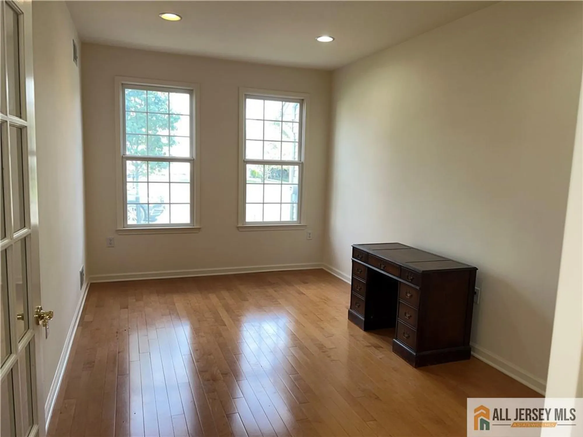 Property Slideshow image 4 of 18 | 99 saratoga ct, Somerset, NJ, 08873