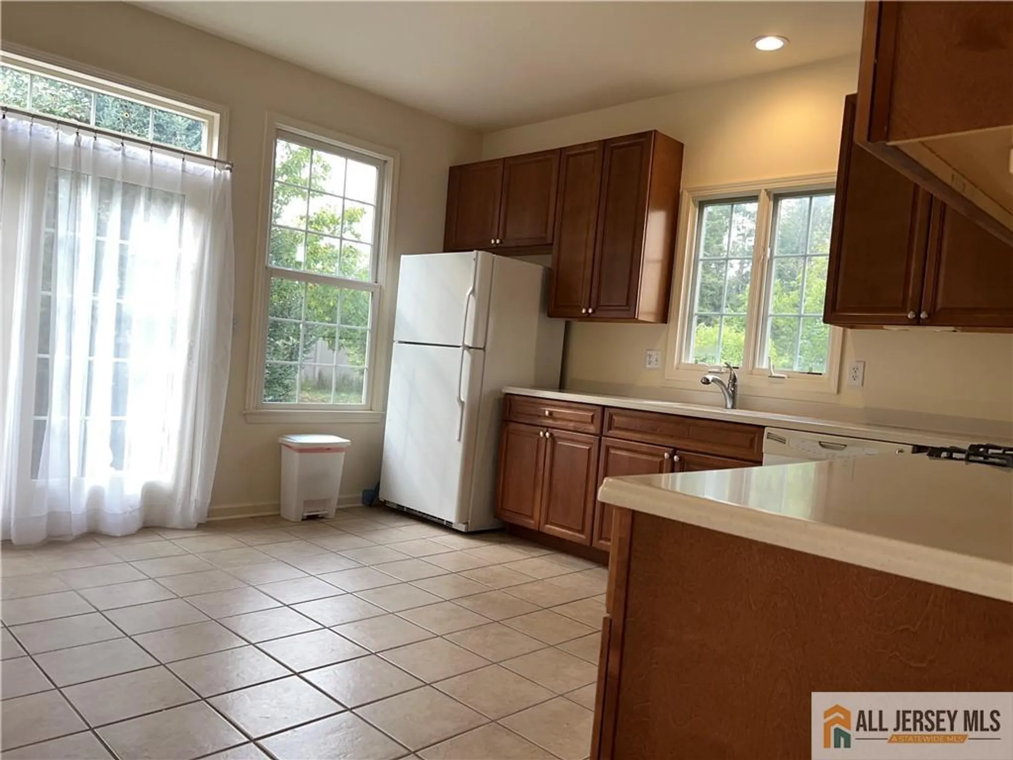 Property Slideshow image 7 of 18 | 99 saratoga ct, Somerset, NJ, 08873