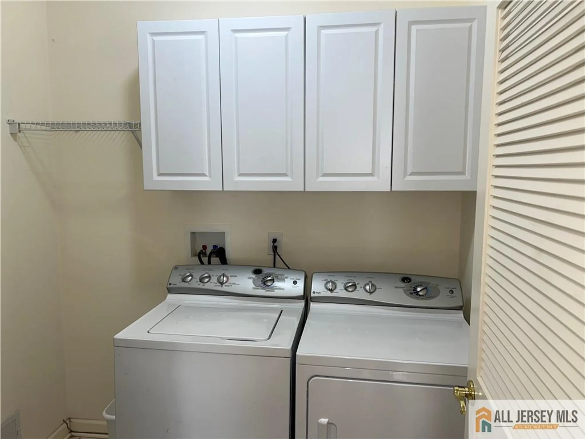 Property Slideshow image 11 of 18 | 99 saratoga ct, Somerset, NJ, 08873