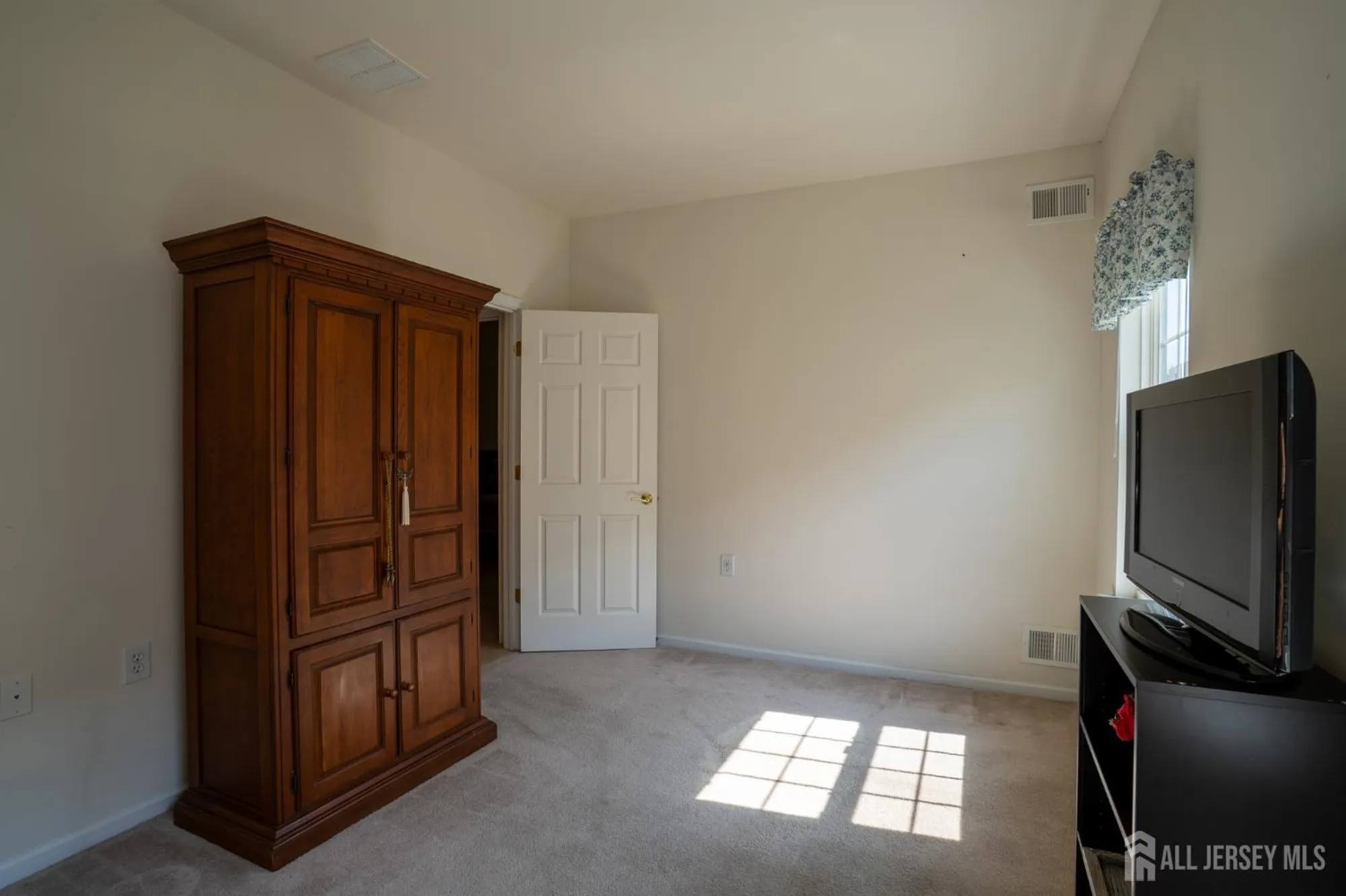 Property Slideshow image 17 of 44 | 186 valencia dr, Monroe, NJ, 08831