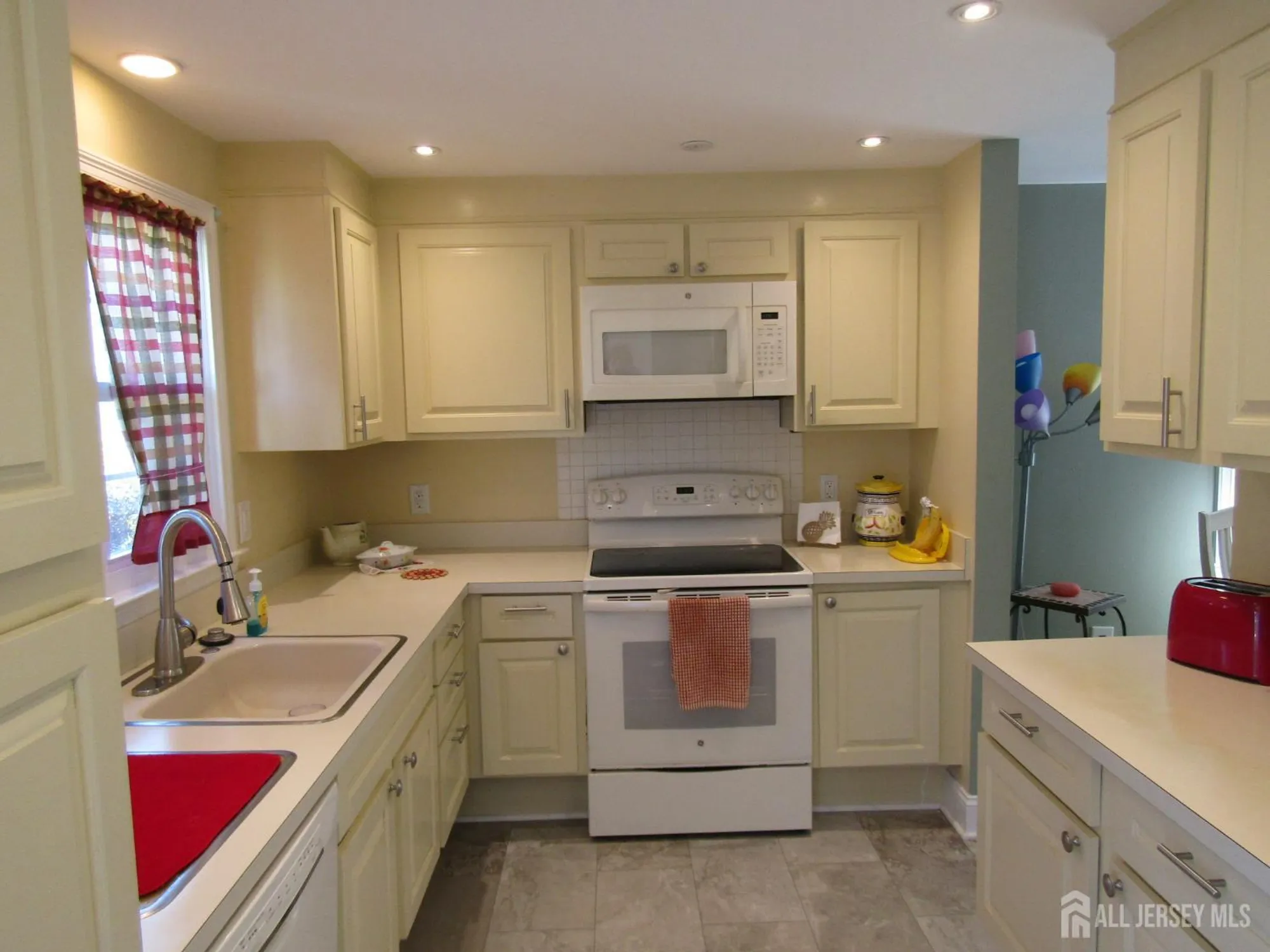 Property Slideshow image 4 of 18 | 72 amherst ln a, Monroe, NJ, 08831