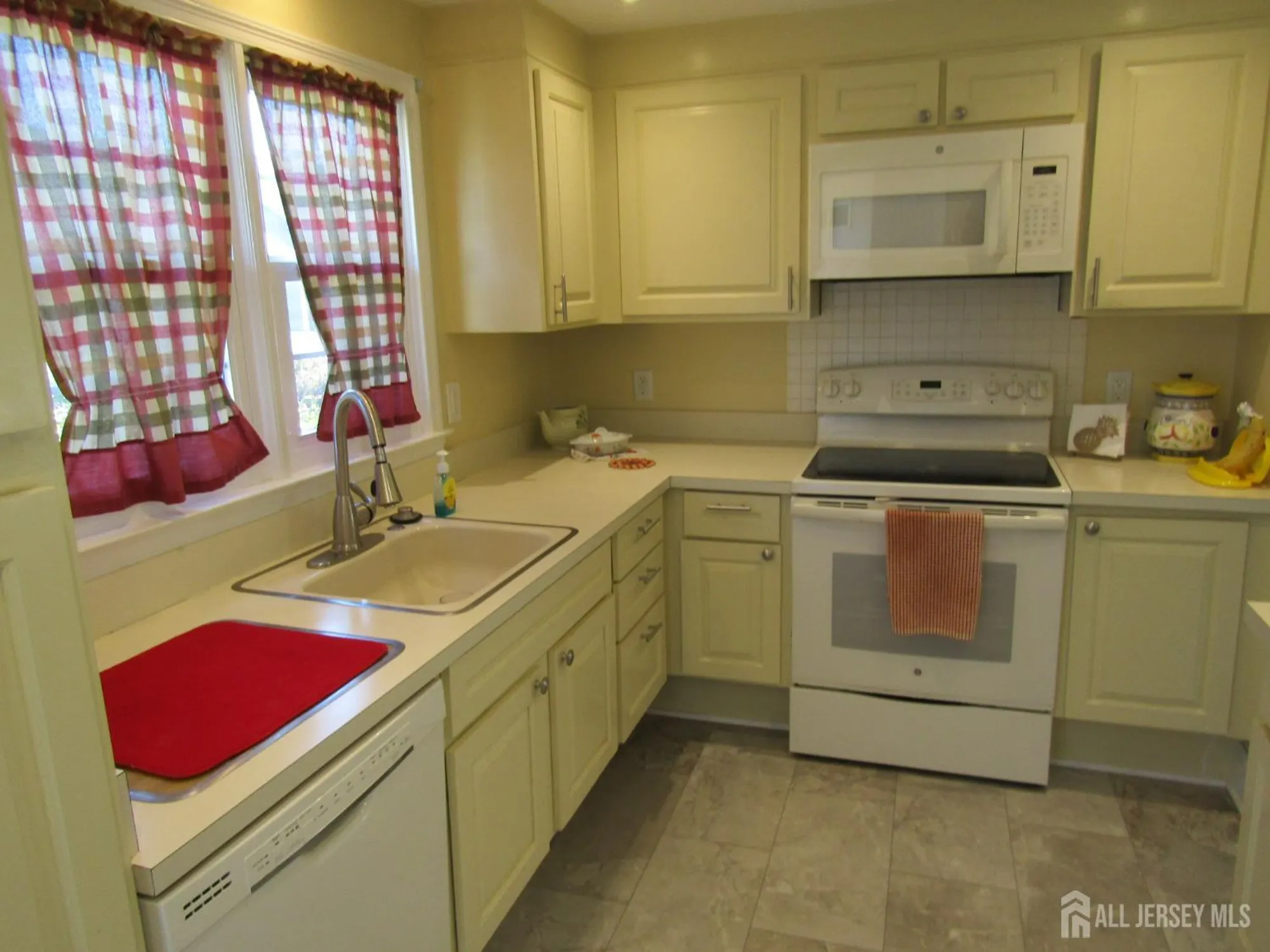 Property Slideshow image 5 of 18 | 72 amherst ln a, Monroe, NJ, 08831