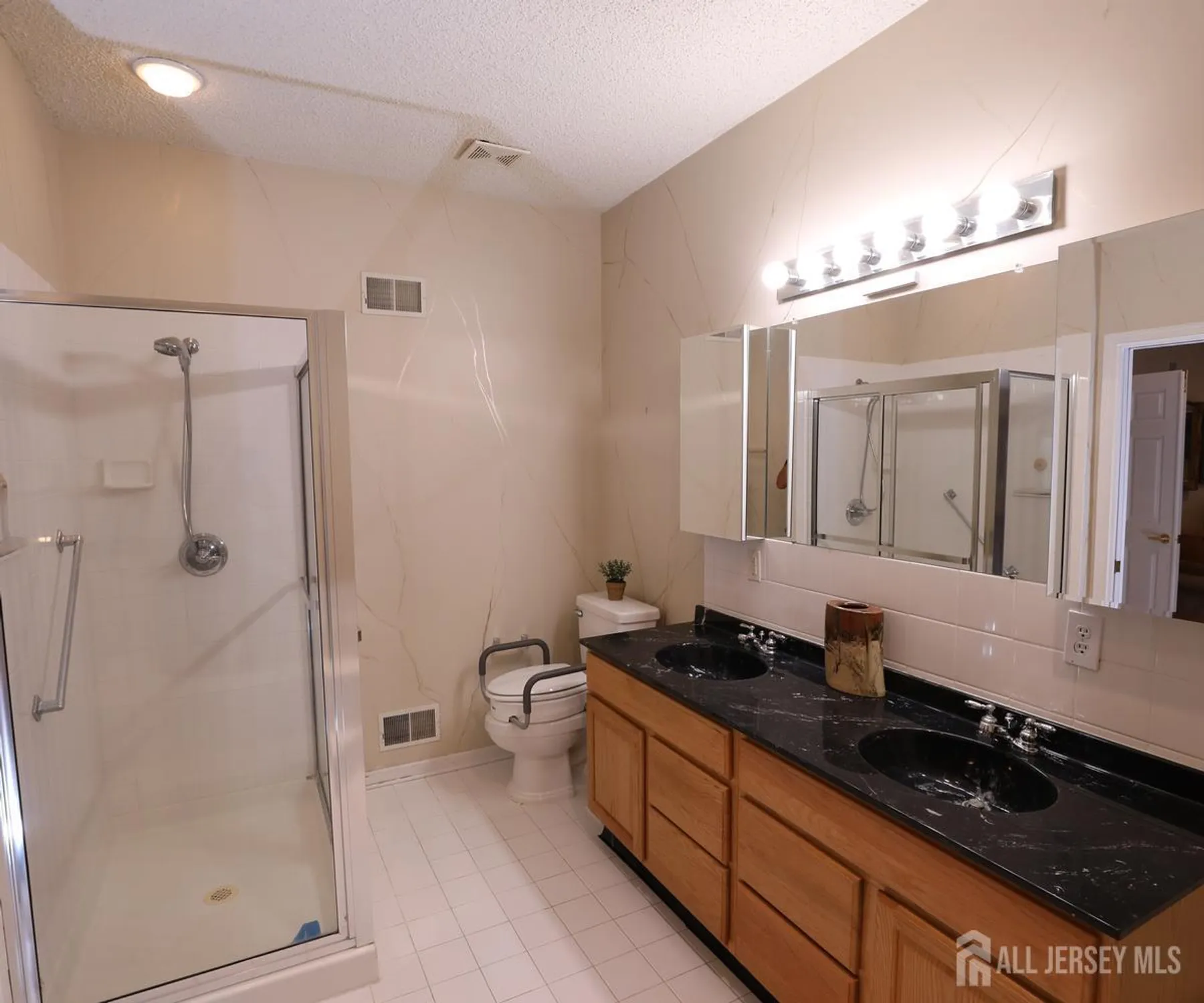 Property Slideshow image 8 of 35 | 18 kingston ct, Monroe, NJ, 08831